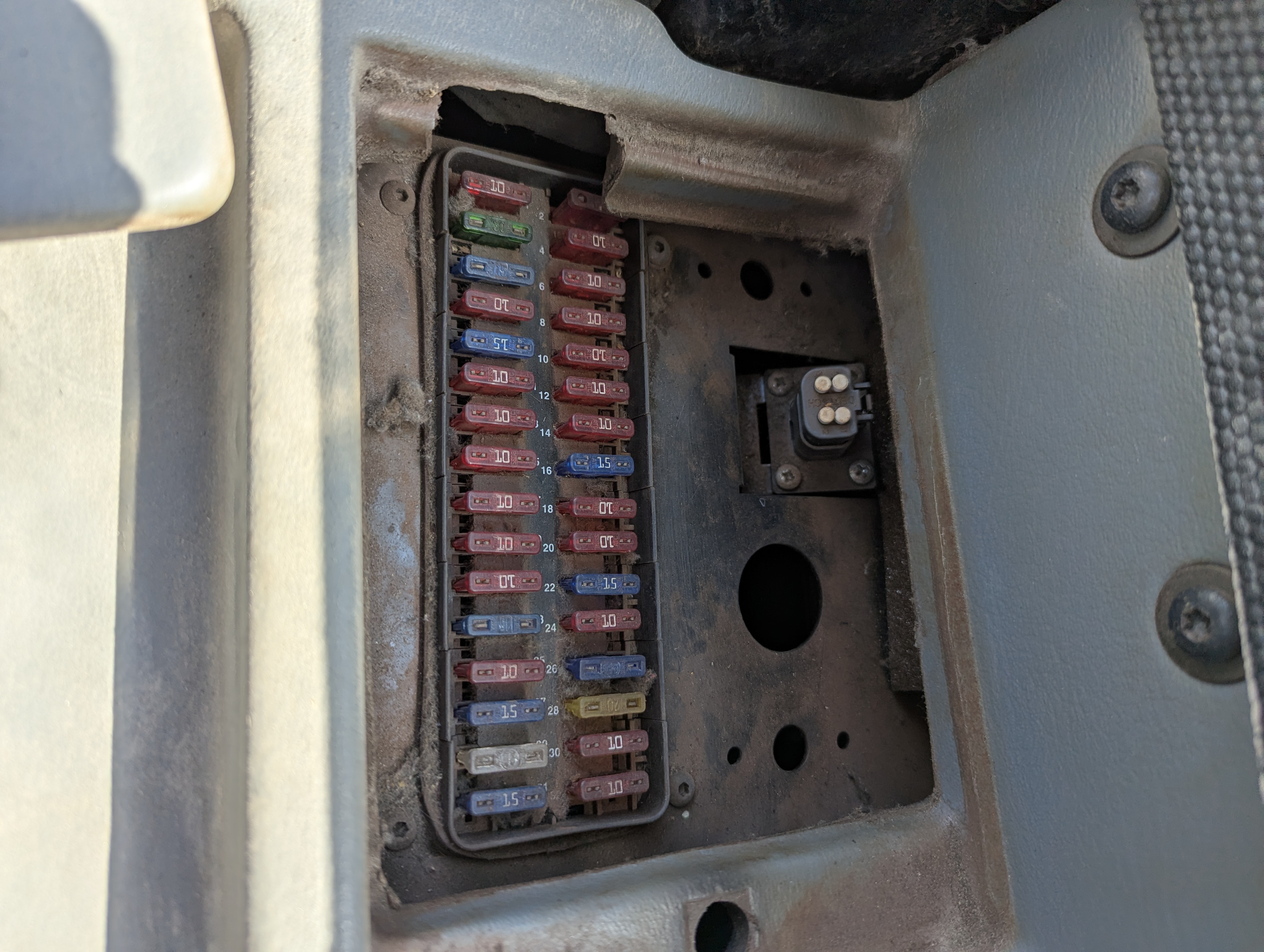 WHL-013-Cat-966H-Wheel-loaders-inspection-Electronic-Fuse-box-1