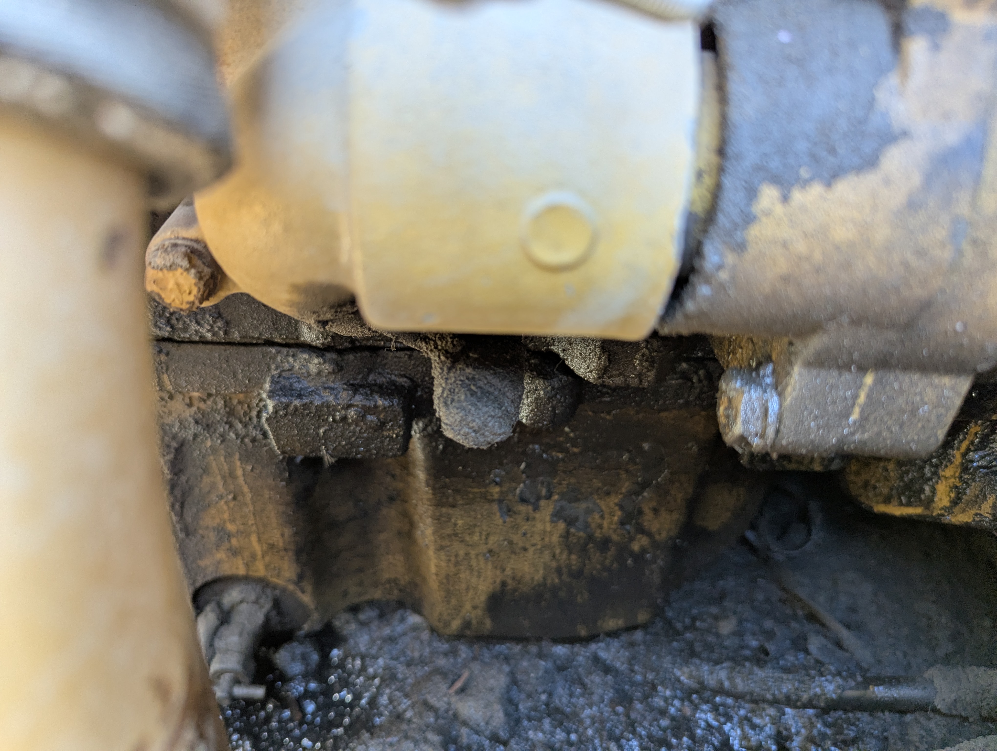 WHL-013-Cat-966H-Wheel-loaders-inspection-Engine-Engine-oil-leaks-1