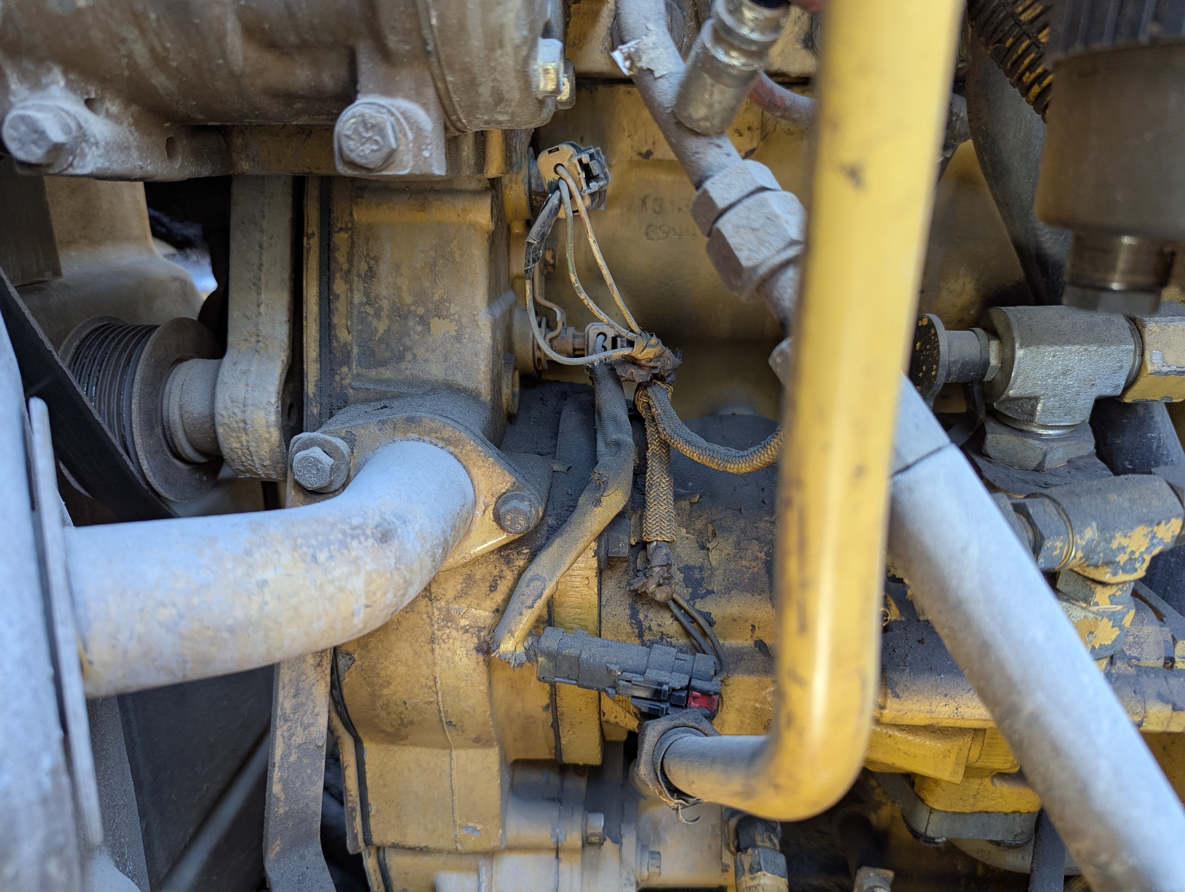 WHL-013-Cat-966H-Wheel-loaders-inspection-Engine-Engine-oil-leaks-1
