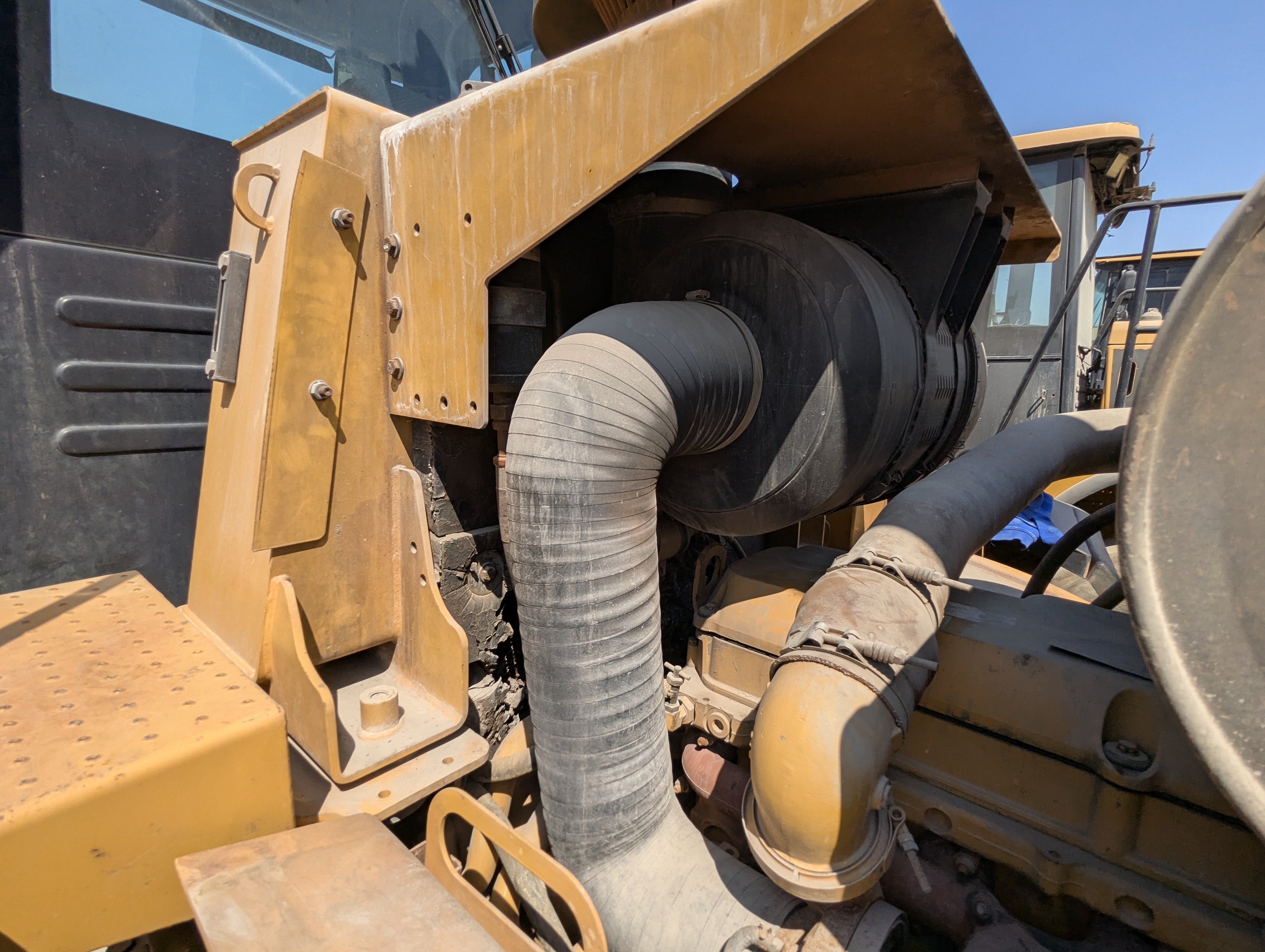 WHL-013-Cat-966H-Wheel-loaders-inspection-Engine-Air-intake-system-1