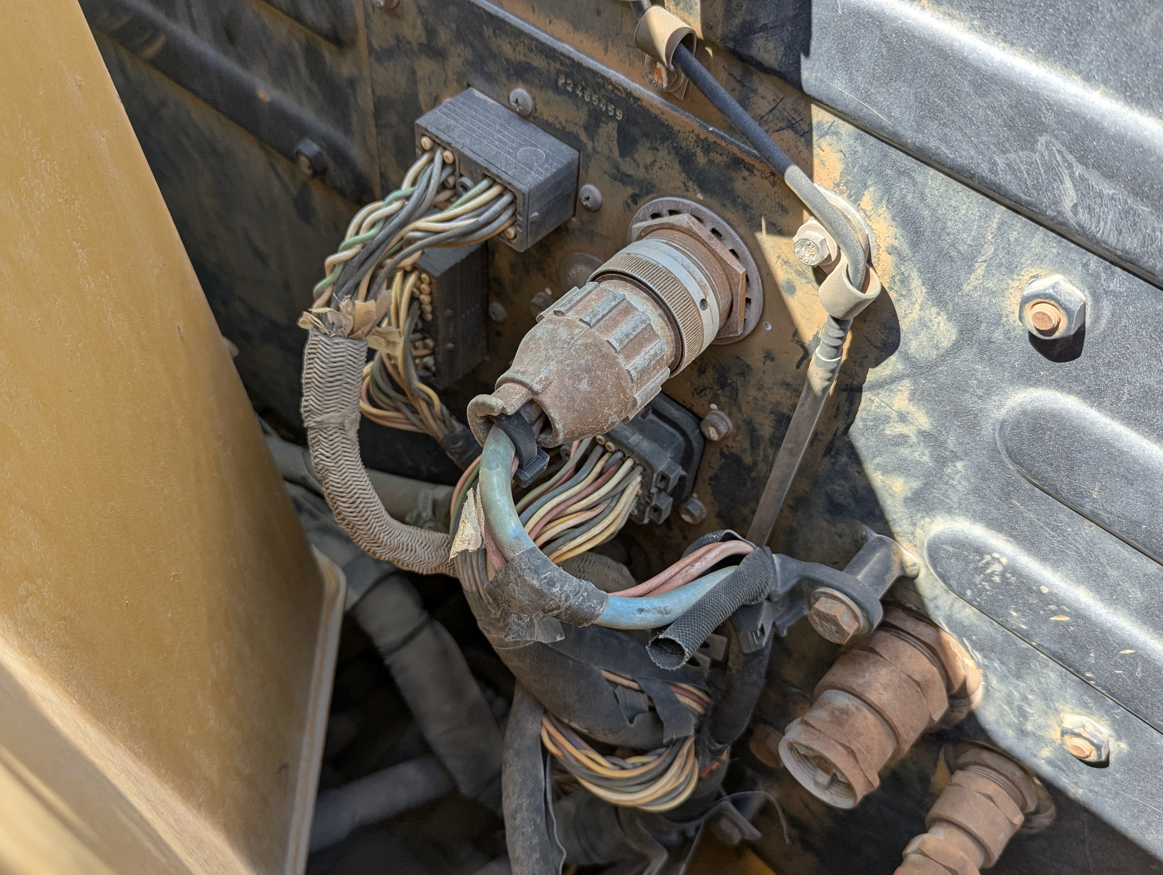 WHL-013-Cat-966H-Wheel-loaders-inspection-Hydraulics-Wiring-harness-1