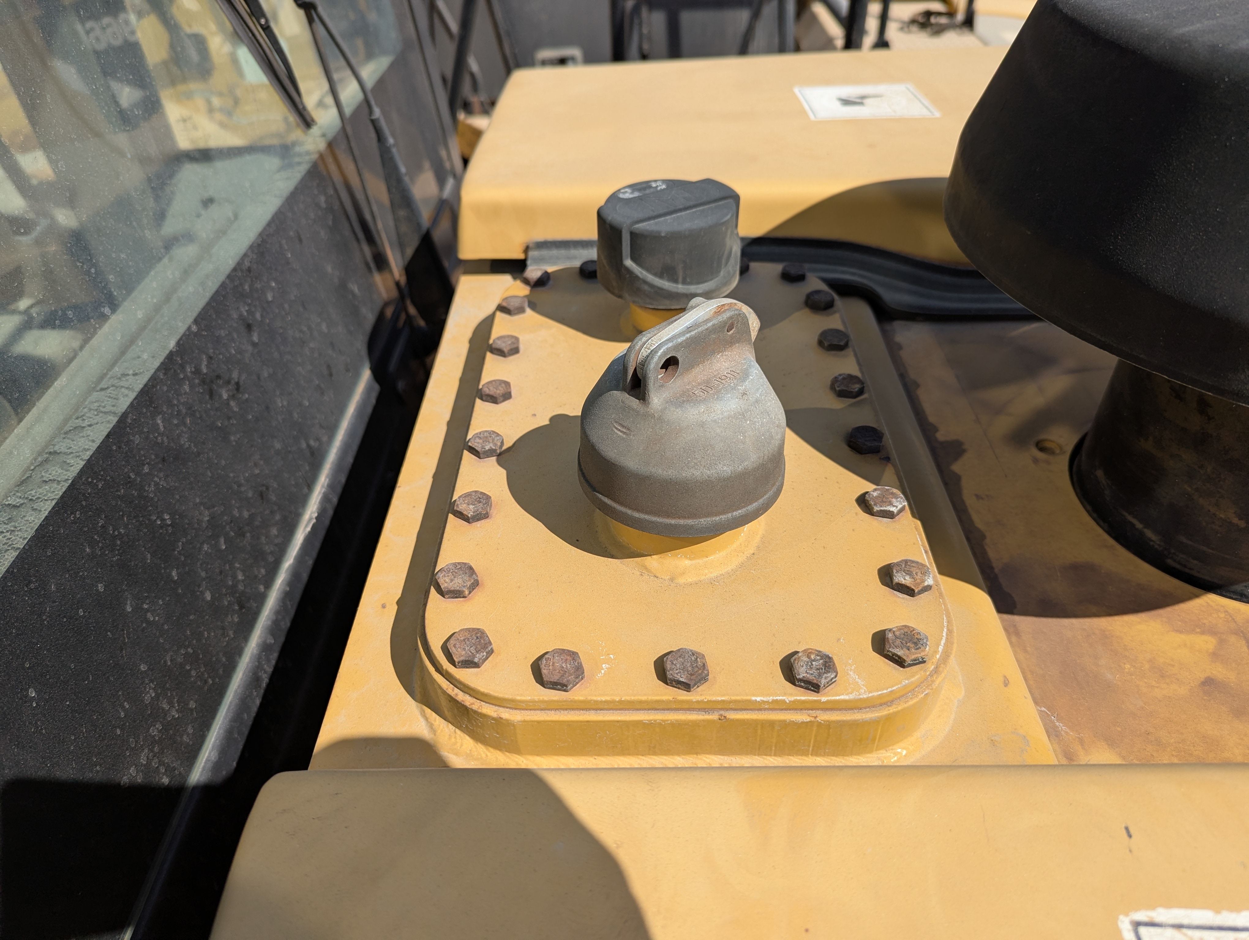 WHL-013-Cat-966H-Wheel-loaders-inspection-Hydraulics-Hydraulic-Tank-1
