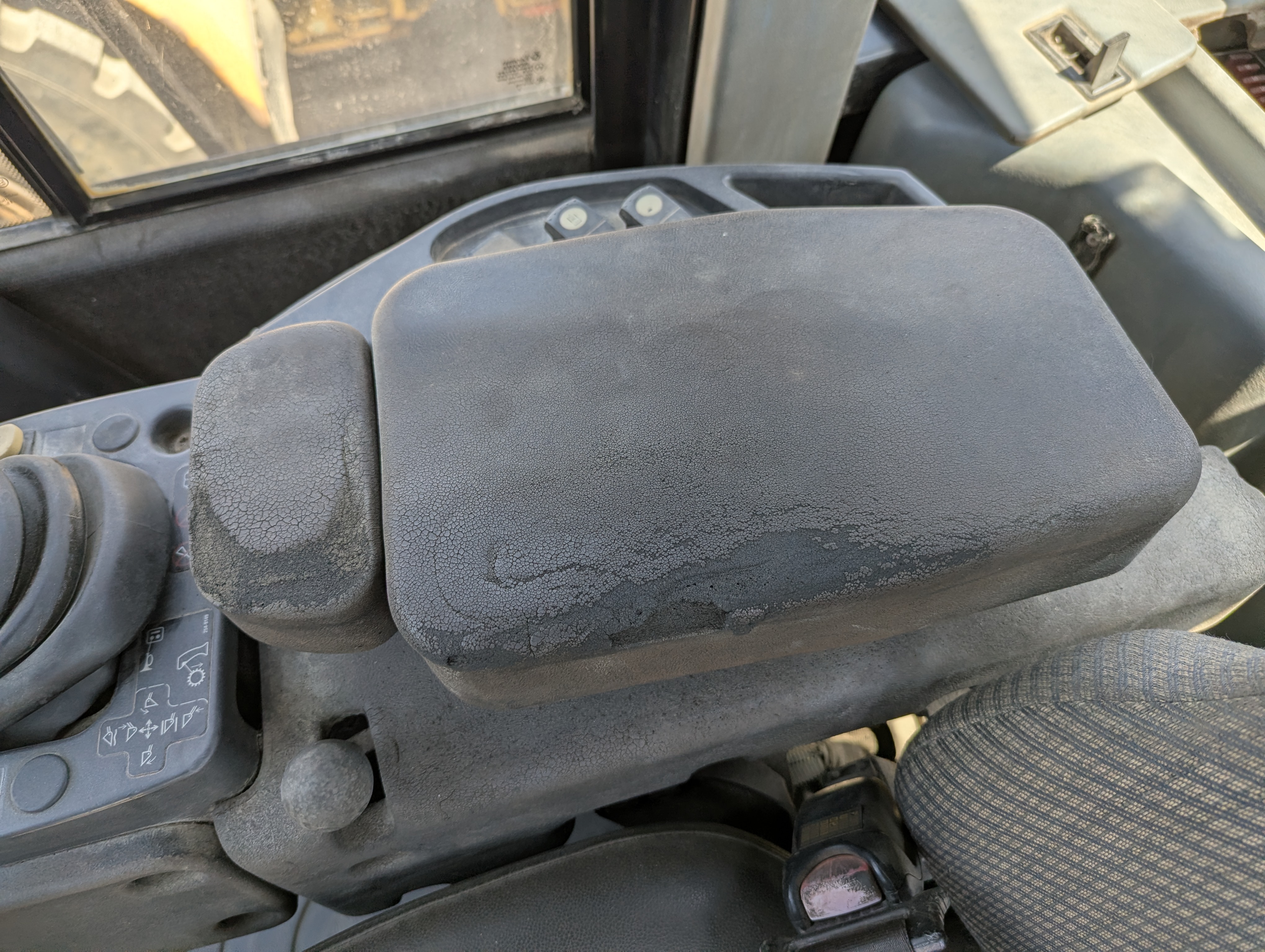 WHL-013-Cat-966H-Wheel-loaders-inspection-Cabin-Seats/armrests-2
