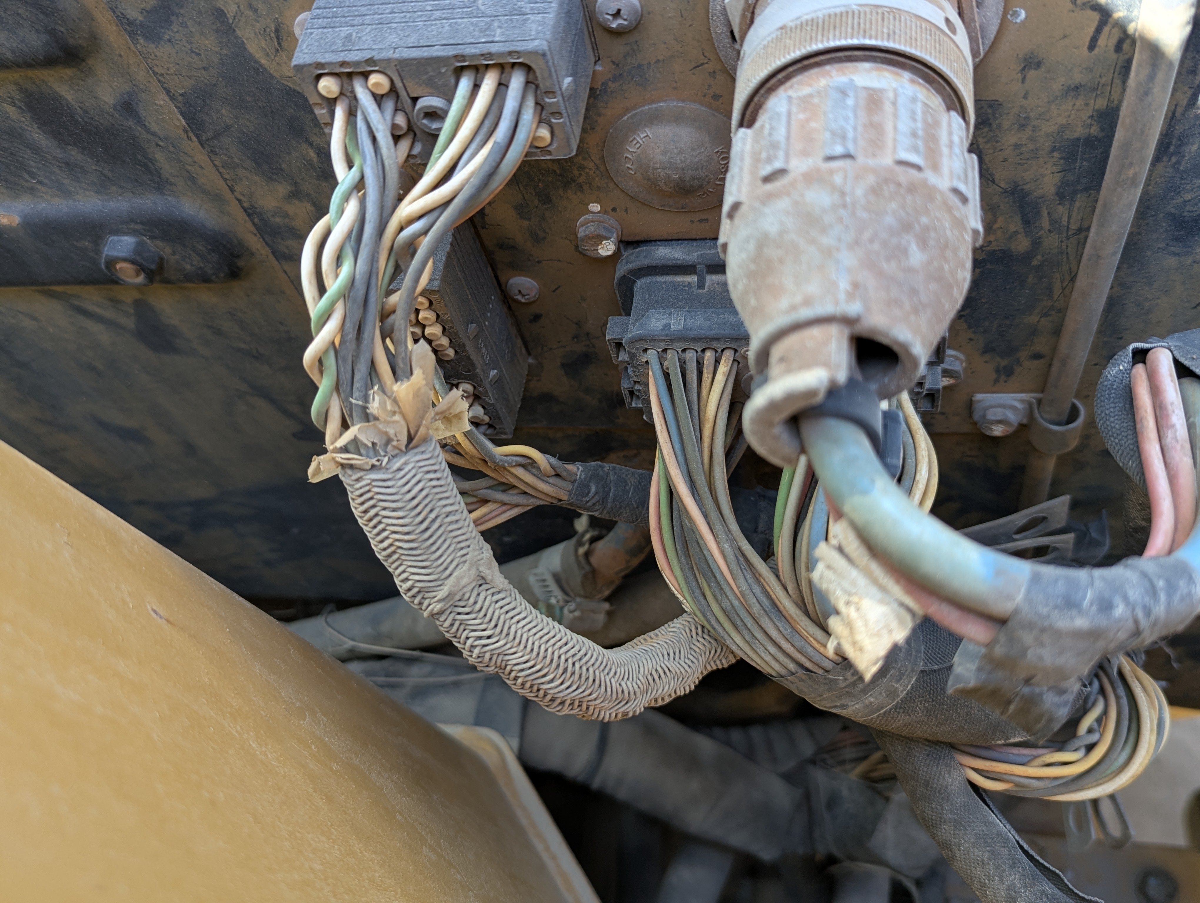 WHL-013-Cat-966H-Wheel-loaders-inspection-Electronic-Main-harness-3