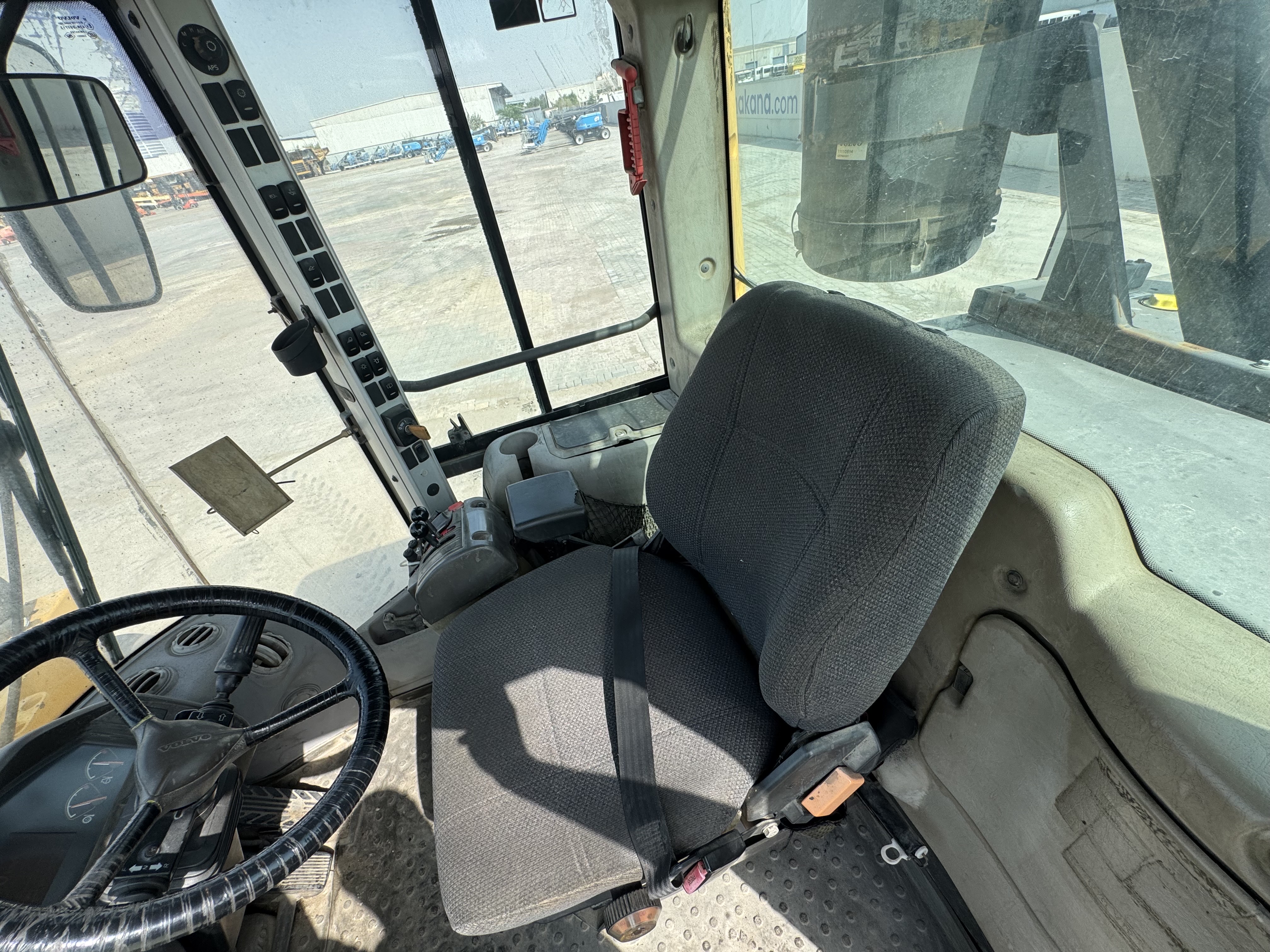 WHL-011-فولفو-L120F-لوادر-بعجلات-فحص-الكابينة-المقاعد/مساند-الذراع-1