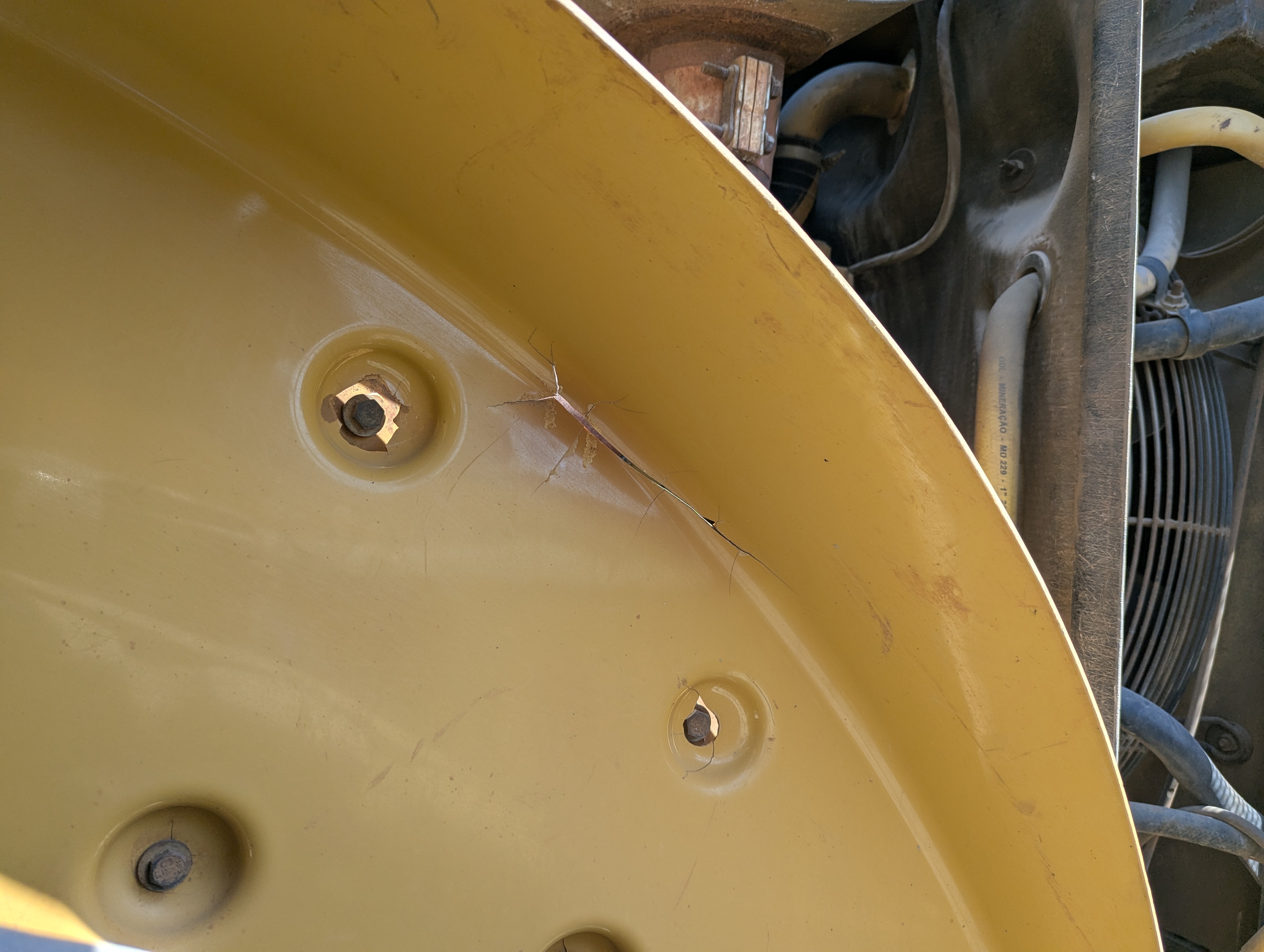 WHL-013-Cat-966H-Wheel-loaders-inspection-Structure-Sheet-metal-(fiberglass)-2