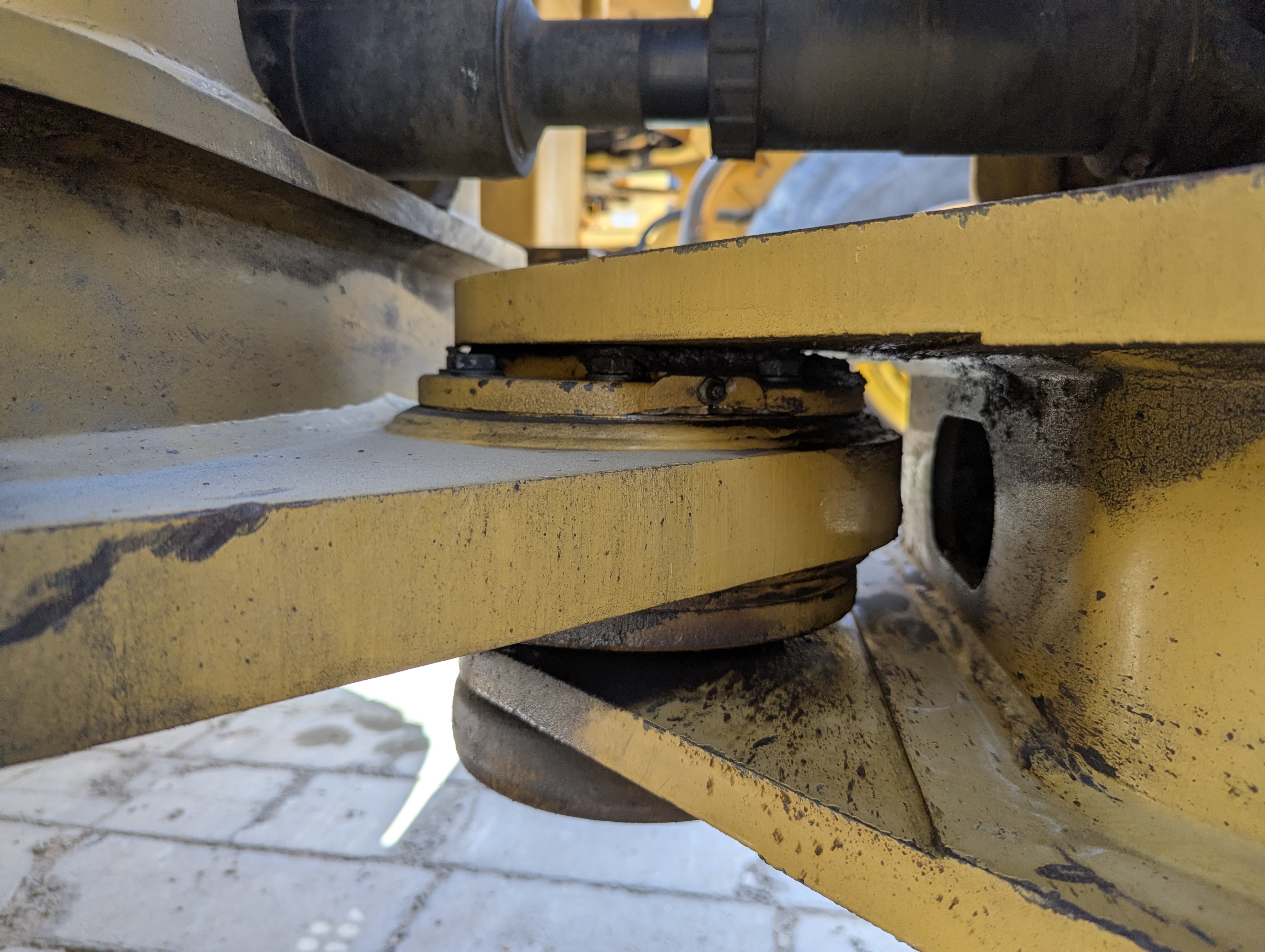 WHL-013-Cat-966H-Wheel-loaders-inspection-Structure-Articulated-joint-1