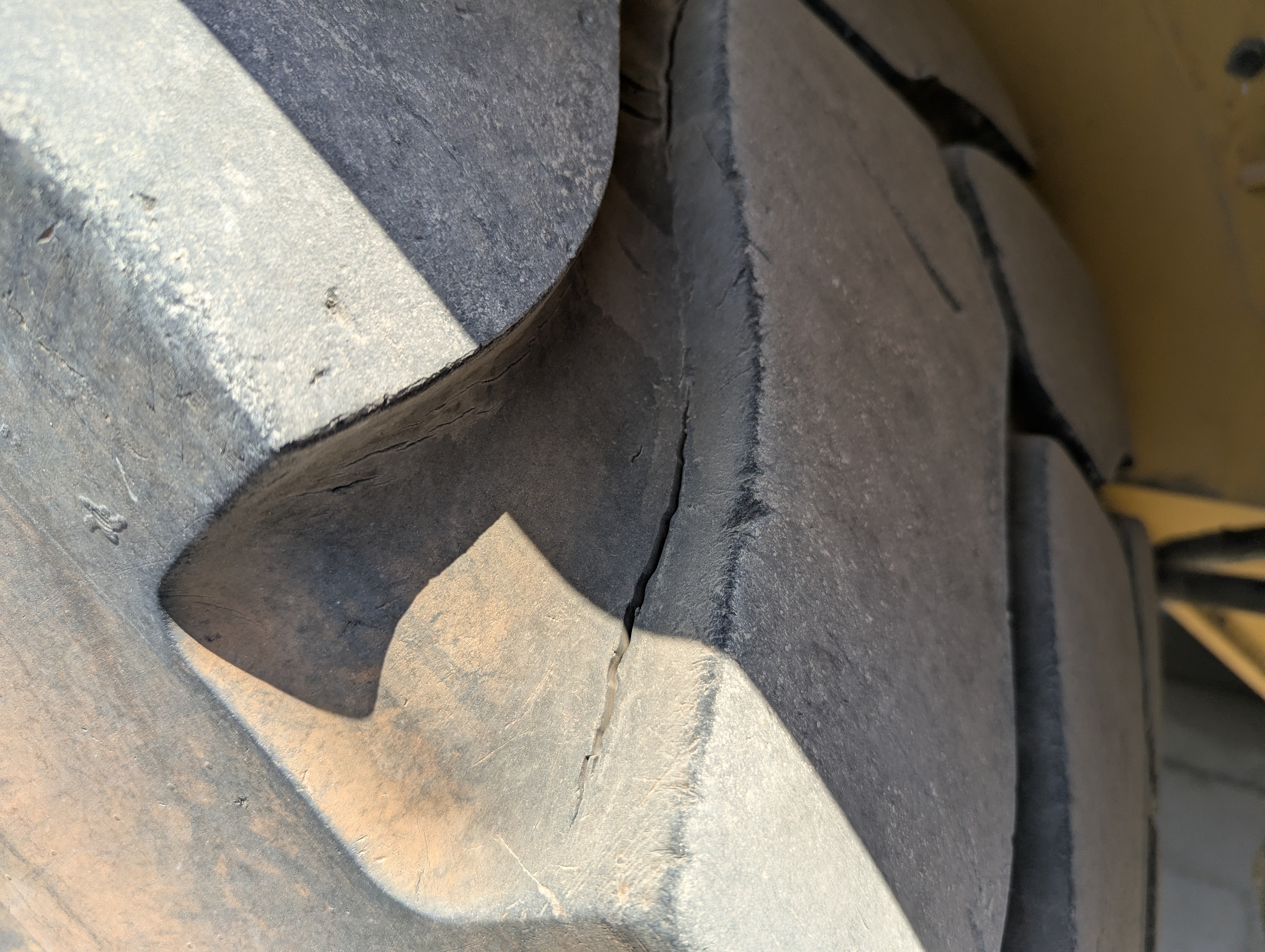 WHL-013-Cat-966H-Wheel-loaders-inspection-Chassis-Left-front-tire-/-wheel-hub---condition-3