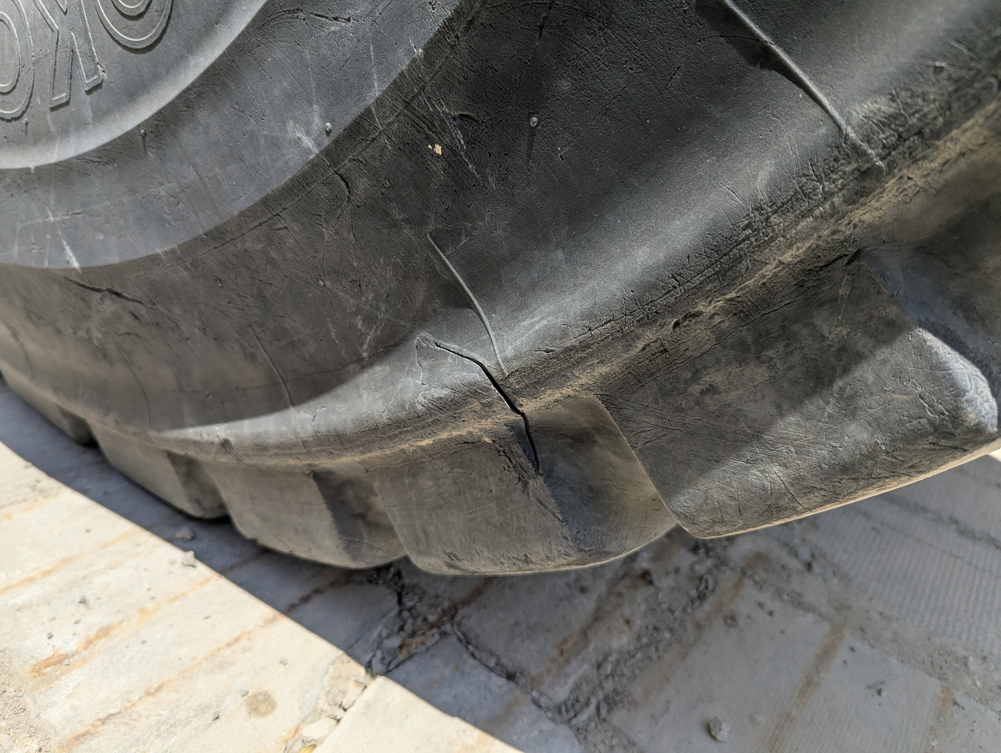 WHL-013-Cat-966H-Wheel-loaders-inspection-Chassis-Left-rear-tire-/-wheel-hub---condition-3