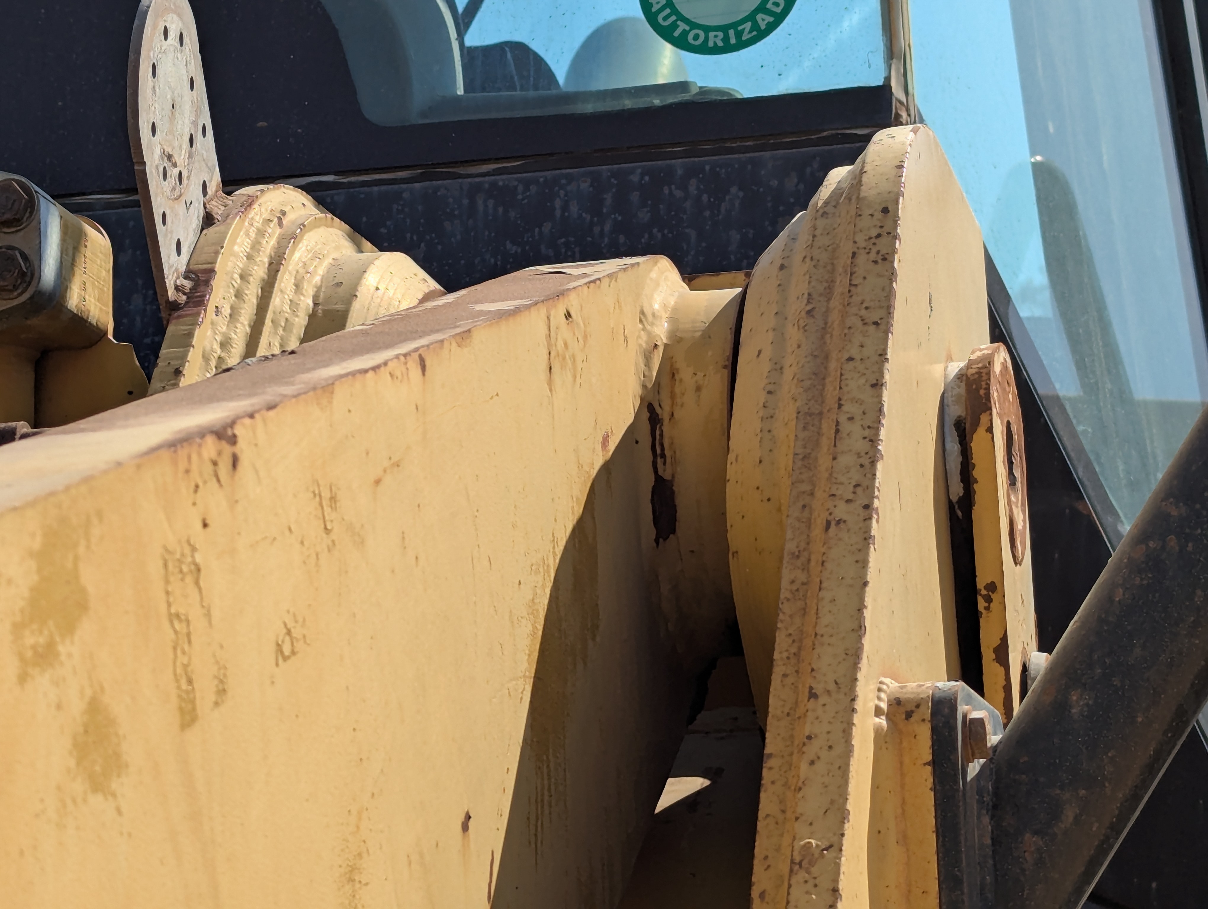 WHL-013-Cat-966H-Wheel-loaders-inspection-Chassis-Lift-arm-base-pin-and-bushings-2