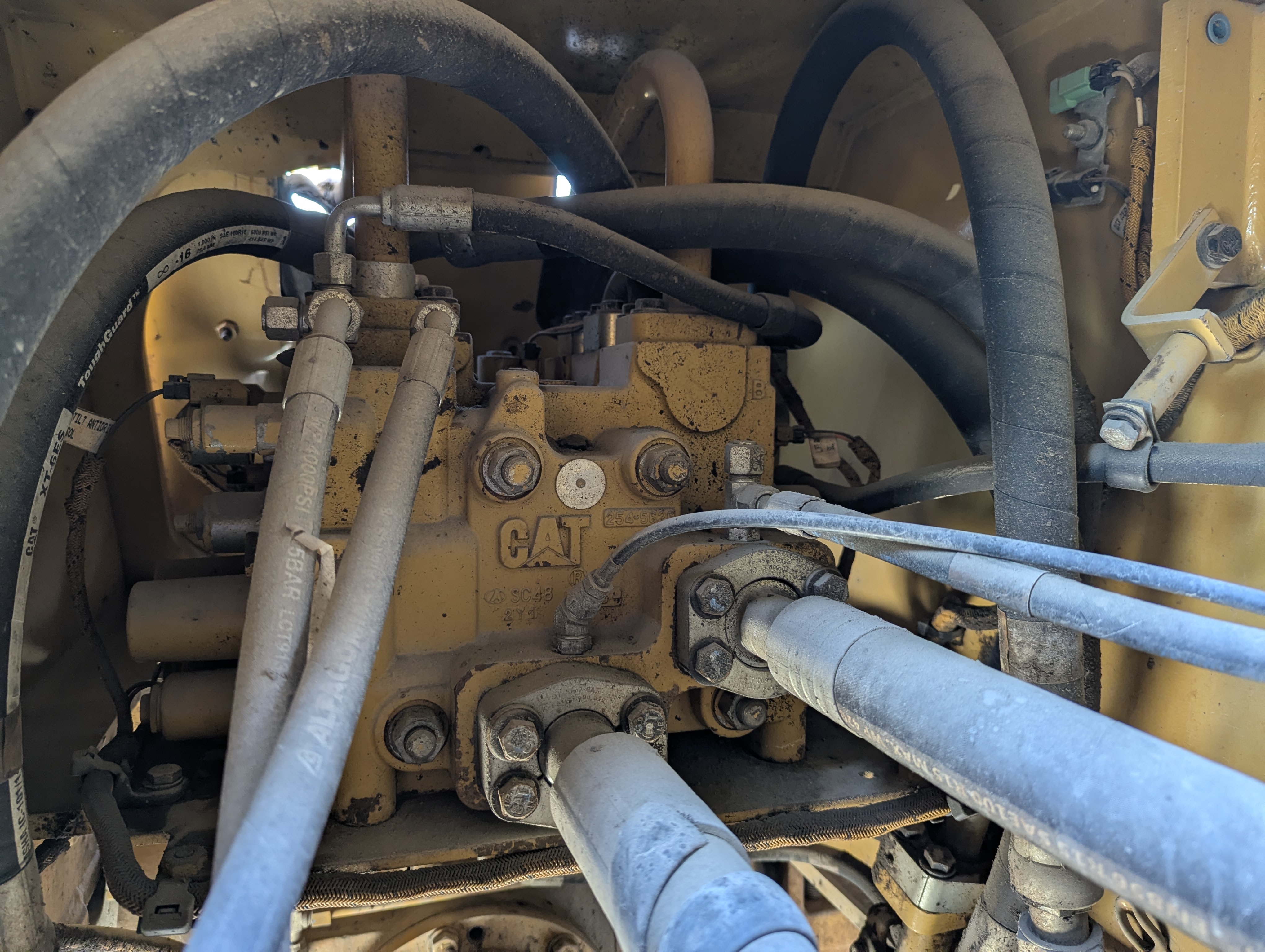 WHL-013-Cat-966H-Wheel-loaders-inspection-Hydraulics-Main-control-valve-(MCV)-1
