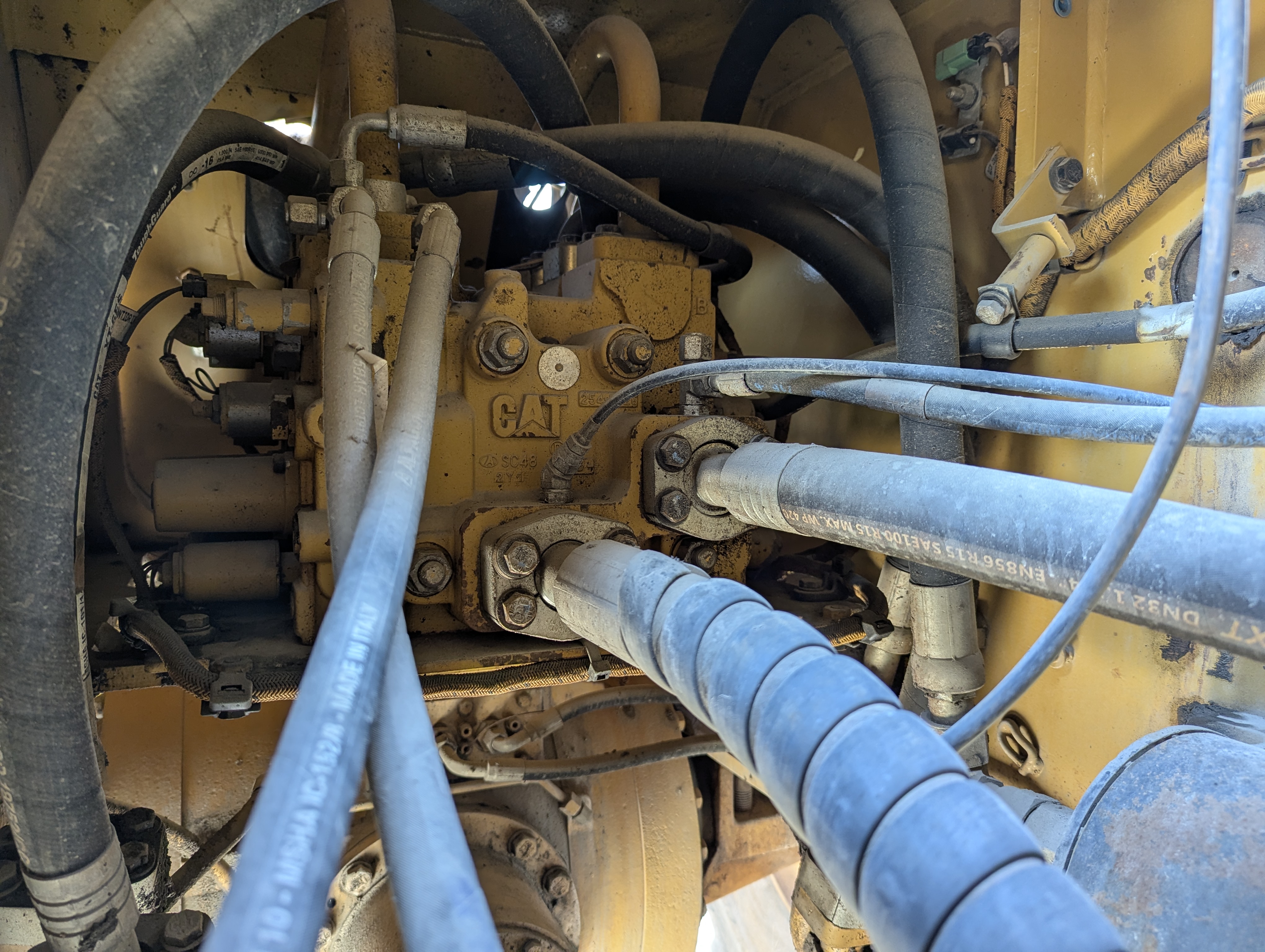 WHL-013-Cat-966H-Wheel-loaders-inspection-Hydraulics-Main-control-valve-(MCV)-1
