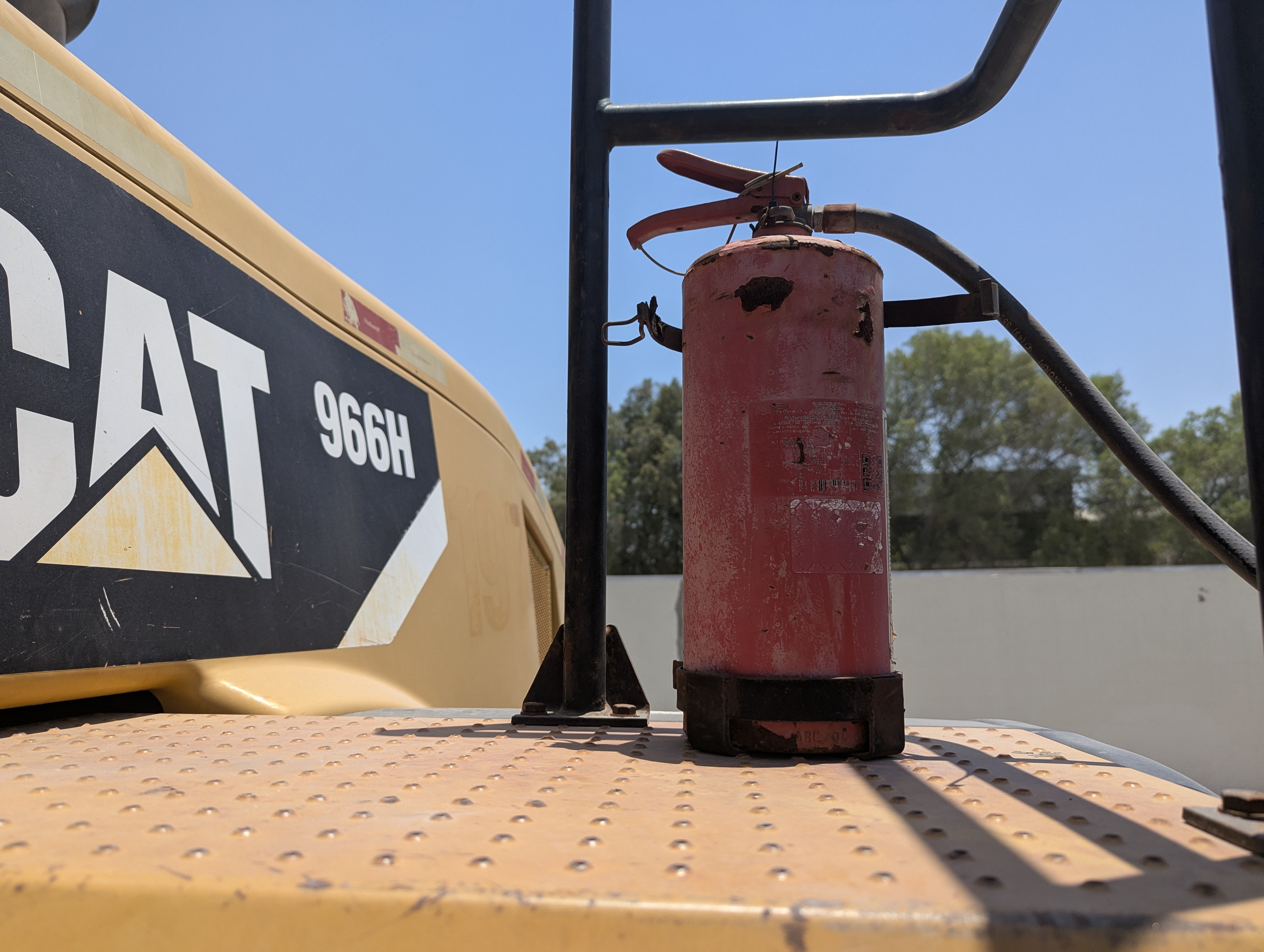 WHL-013-Cat-966H-Wheel-loaders-inspection-Safety-Fire-extinguisher-1