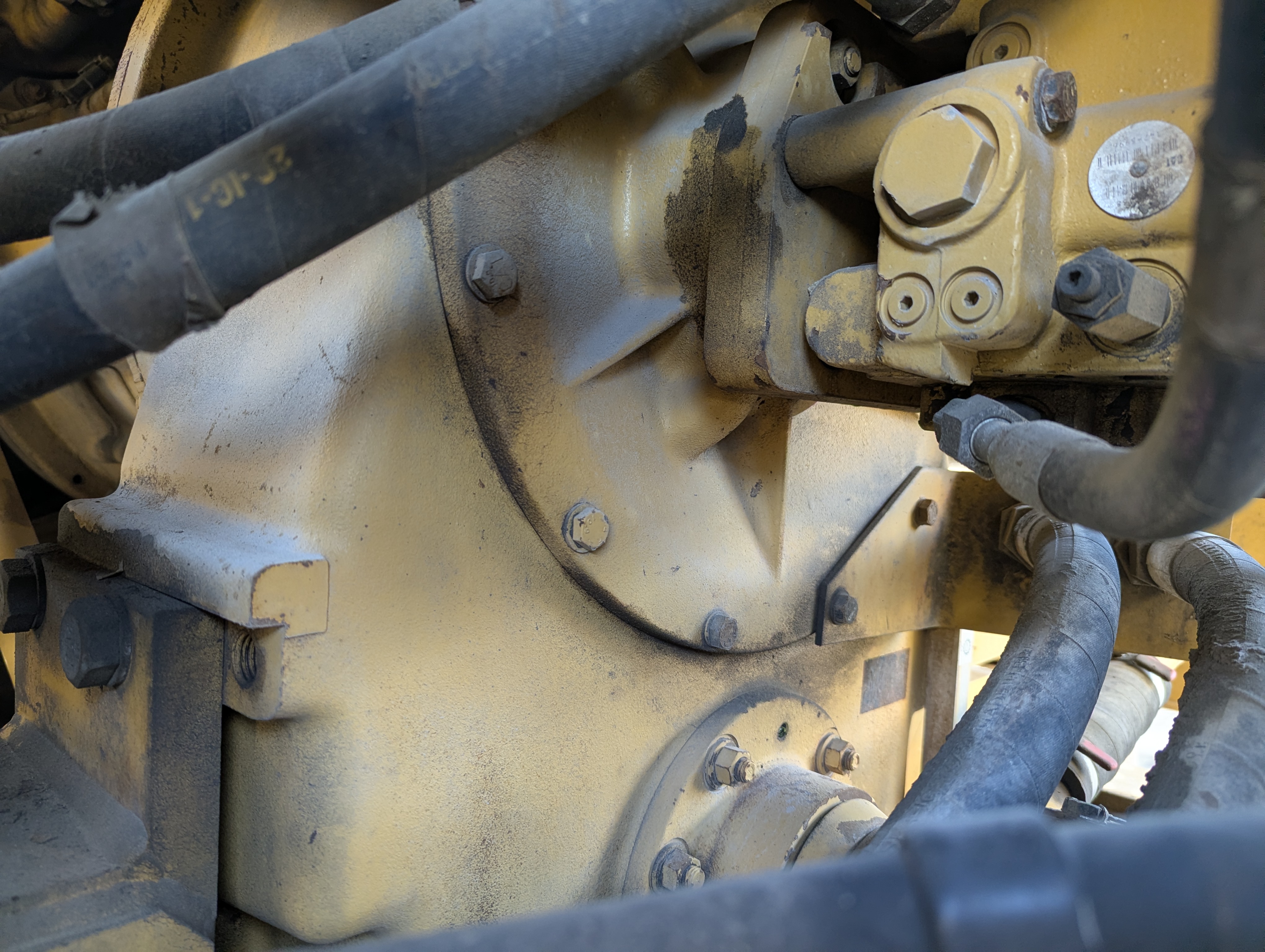 WHL-013-Cat-966H-Wheel-loaders-inspection-Drive-system-Transmission-case-1