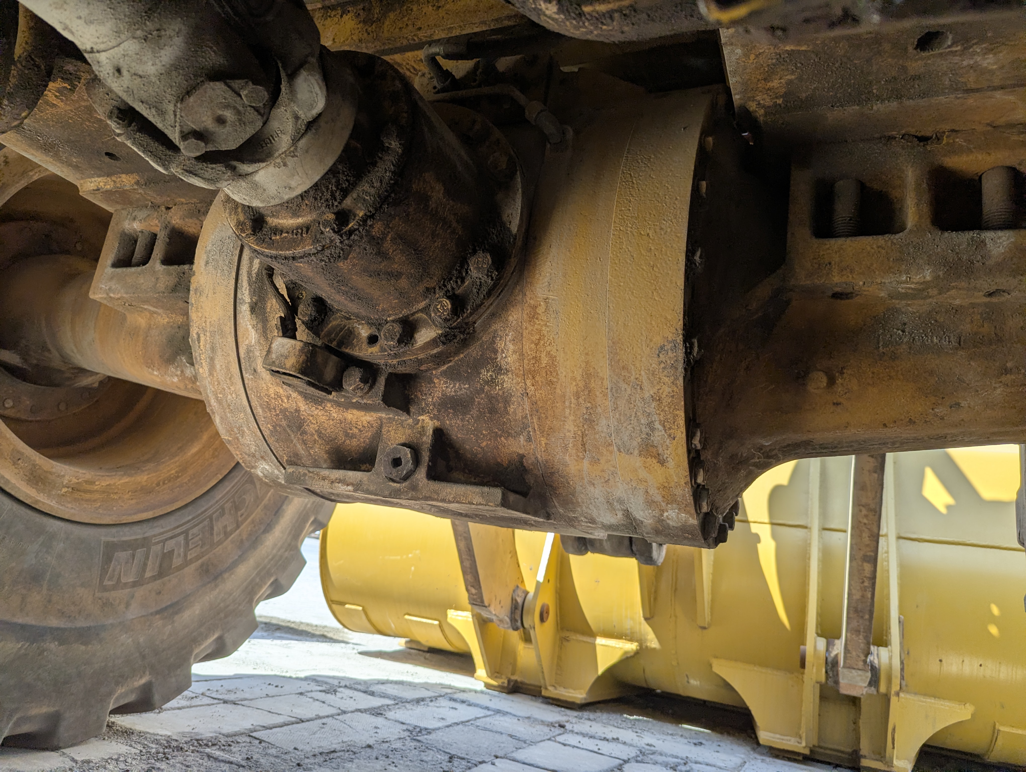 WHL-013-Cat-966H-Wheel-loaders-inspection-Drive-system-Axle-housing-1