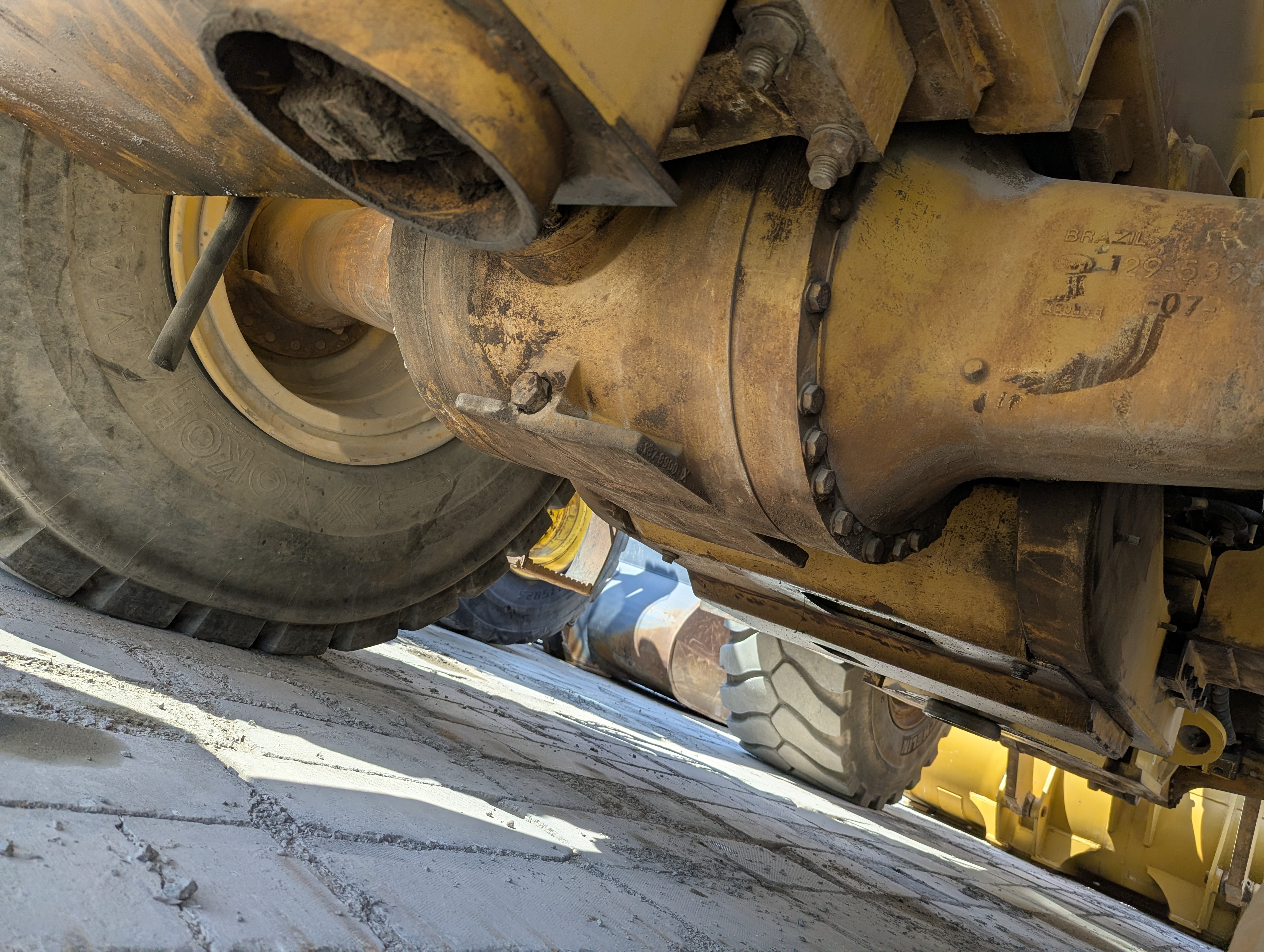 WHL-013-Cat-966H-Wheel-loaders-inspection-Drive-system-Axle-housing-1