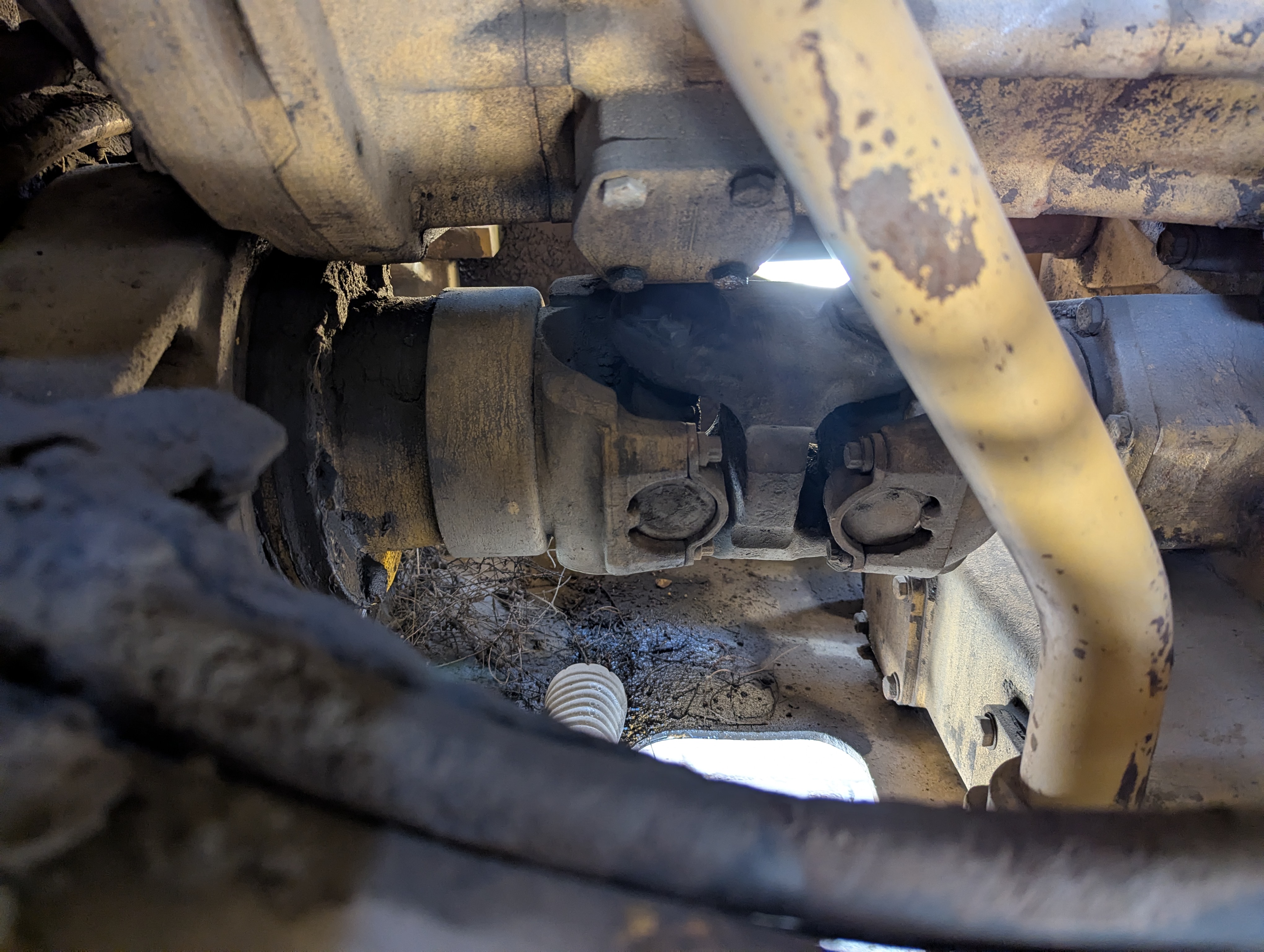 WHL-013-Cat-966H-Wheel-loaders-inspection-Drive-system-Propeller-shaft-1