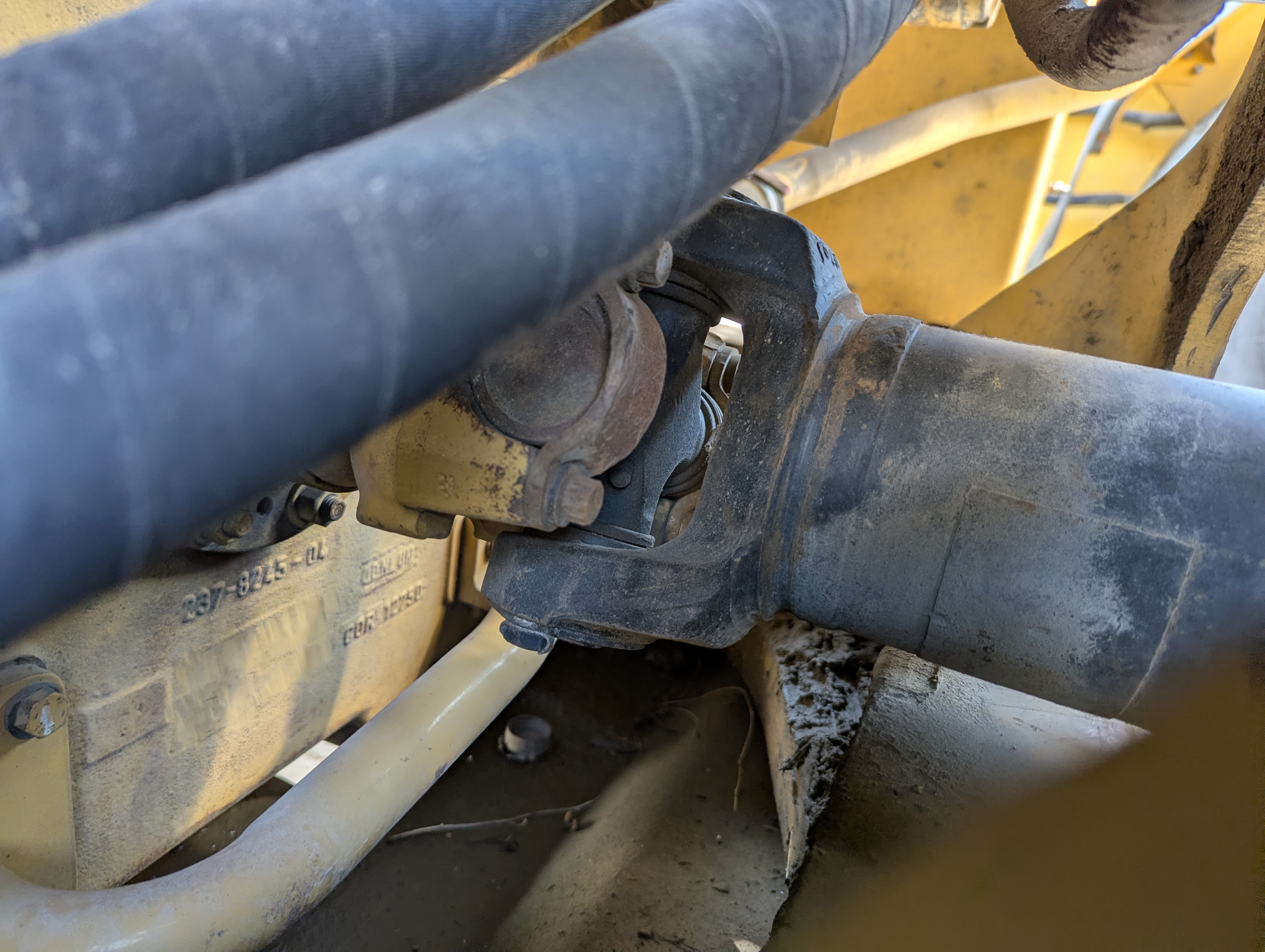 WHL-013-Cat-966H-Wheel-loaders-inspection-Drive-system-Propeller-shaft-1
