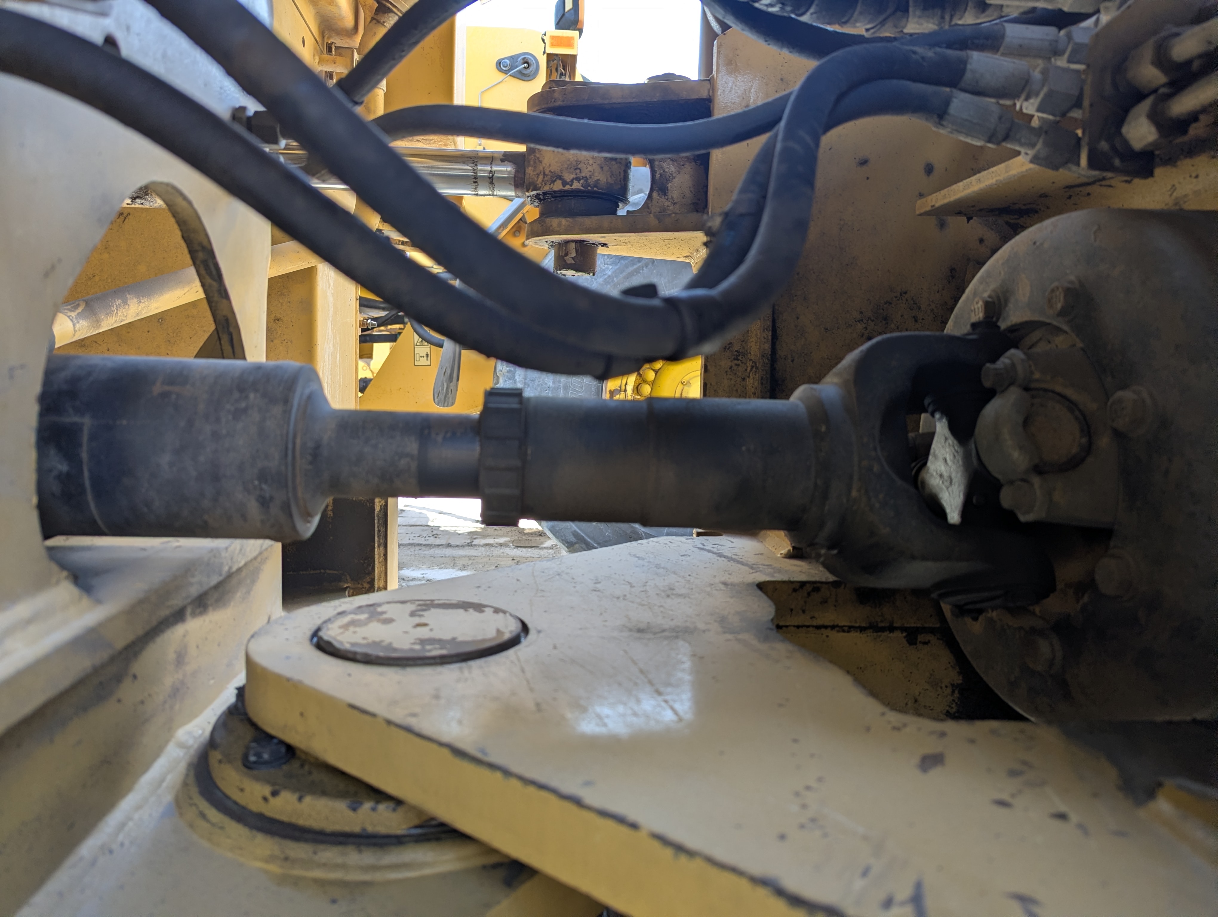 WHL-013-Cat-966H-Wheel-loaders-inspection-Drive-system-Propeller-shaft-1