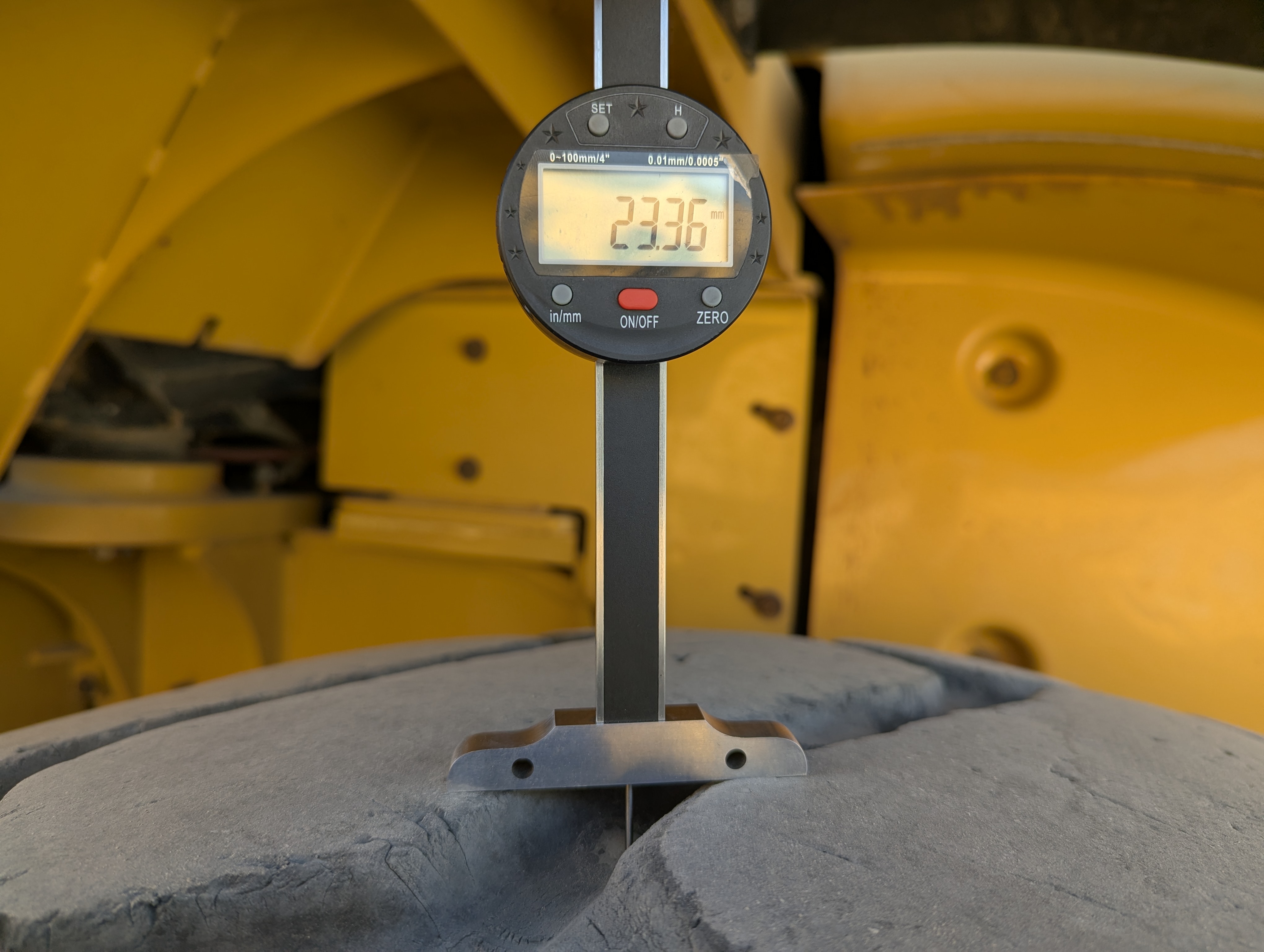 WHL-013-Cat-966H-Wheel-loaders-inspection-Chassis-Left-rear-tire---tread-depth-1