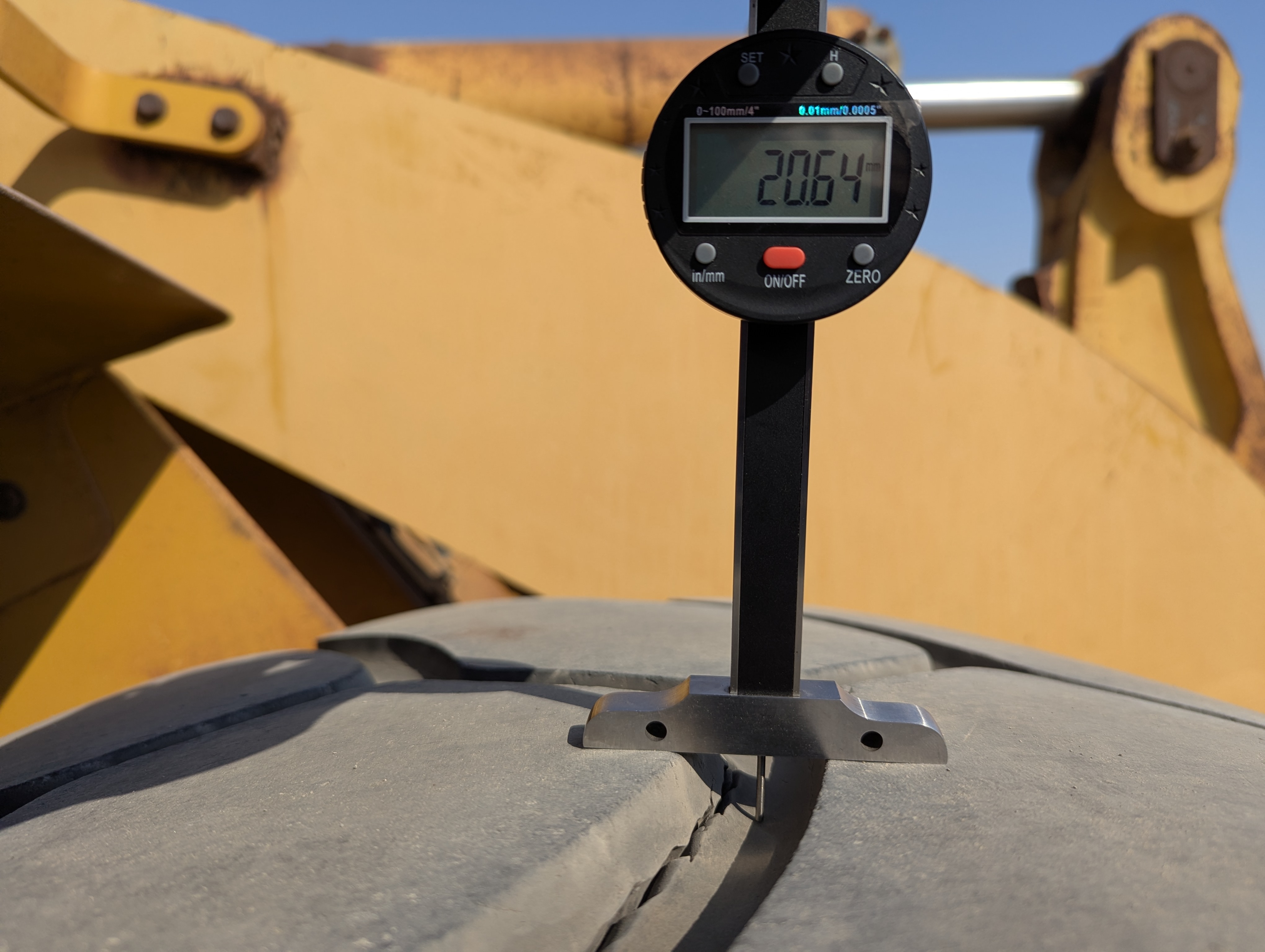 WHL-013-Cat-966H-Wheel-loaders-inspection-Chassis-Right-front-tire---tread-depth-1