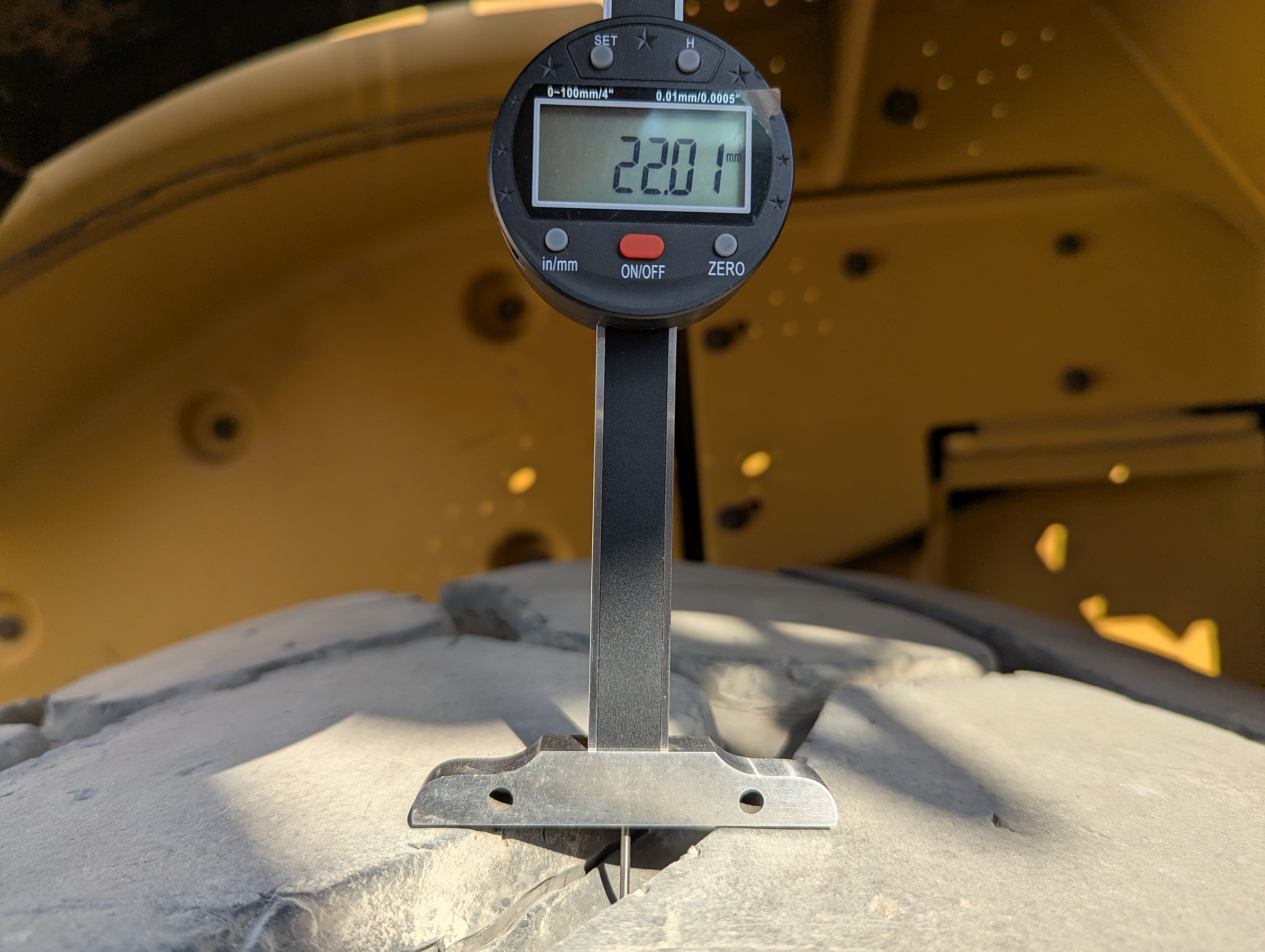 WHL-013-Cat-966H-Wheel-loaders-inspection-Chassis-Right-rear-tire---tread-depth-1