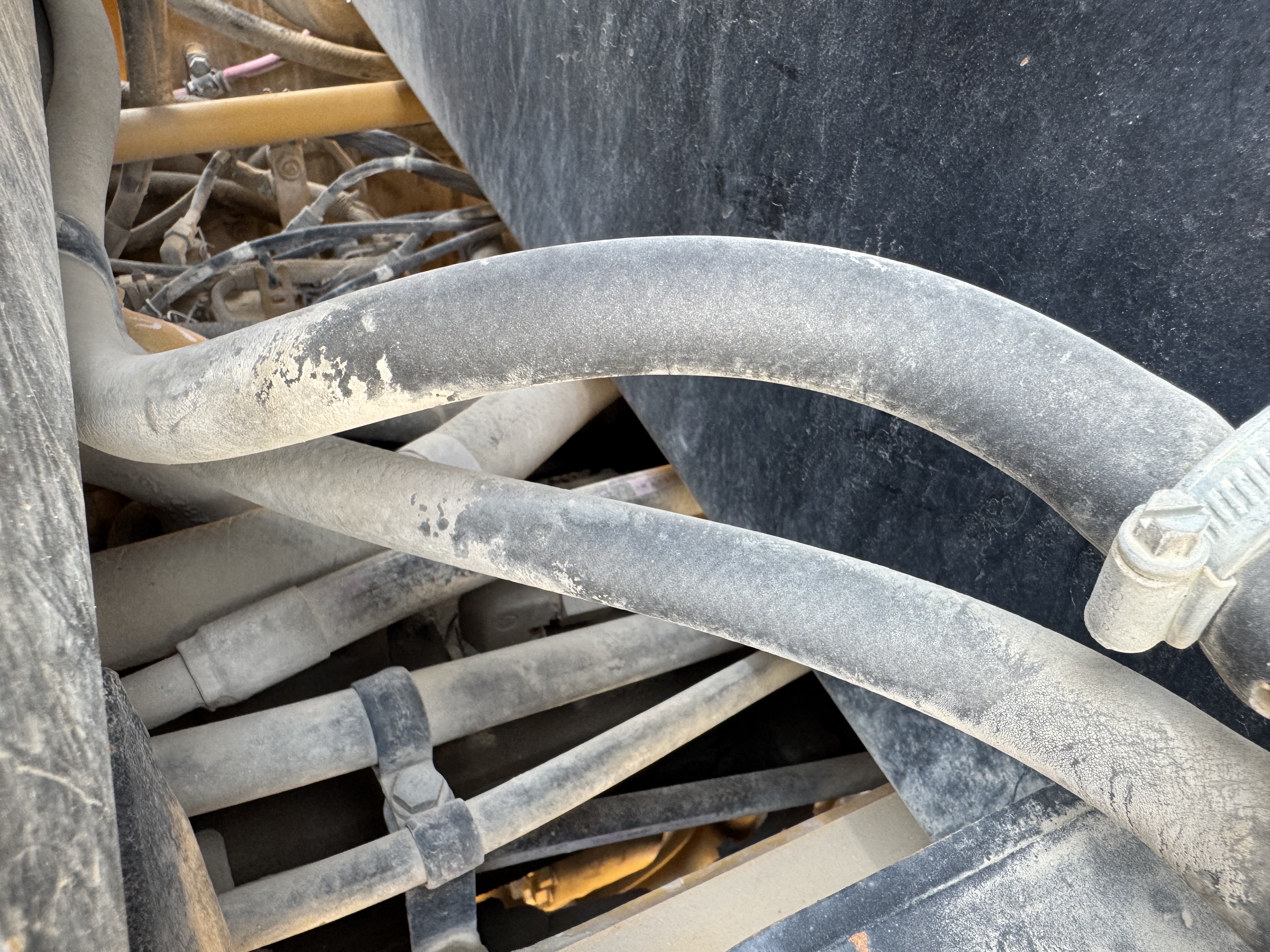 WHL-014-Cat-980K-Wheel-loaders-inspection-Air-conditioning-Refrigerant-lines-1