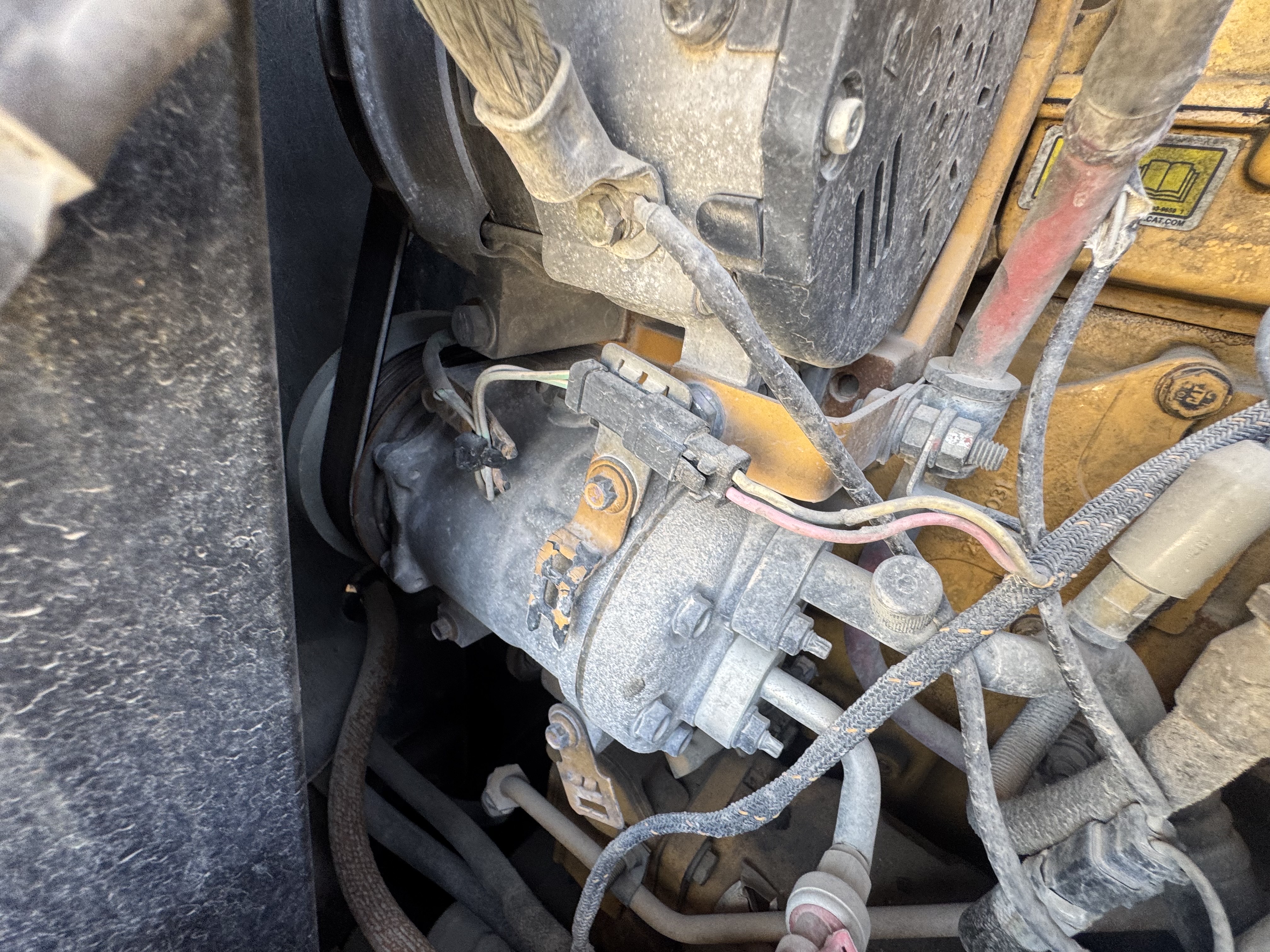 WHL-014-Cat-980K-Wheel-loaders-inspection-Air-conditioning-Refrigerant-lines-1