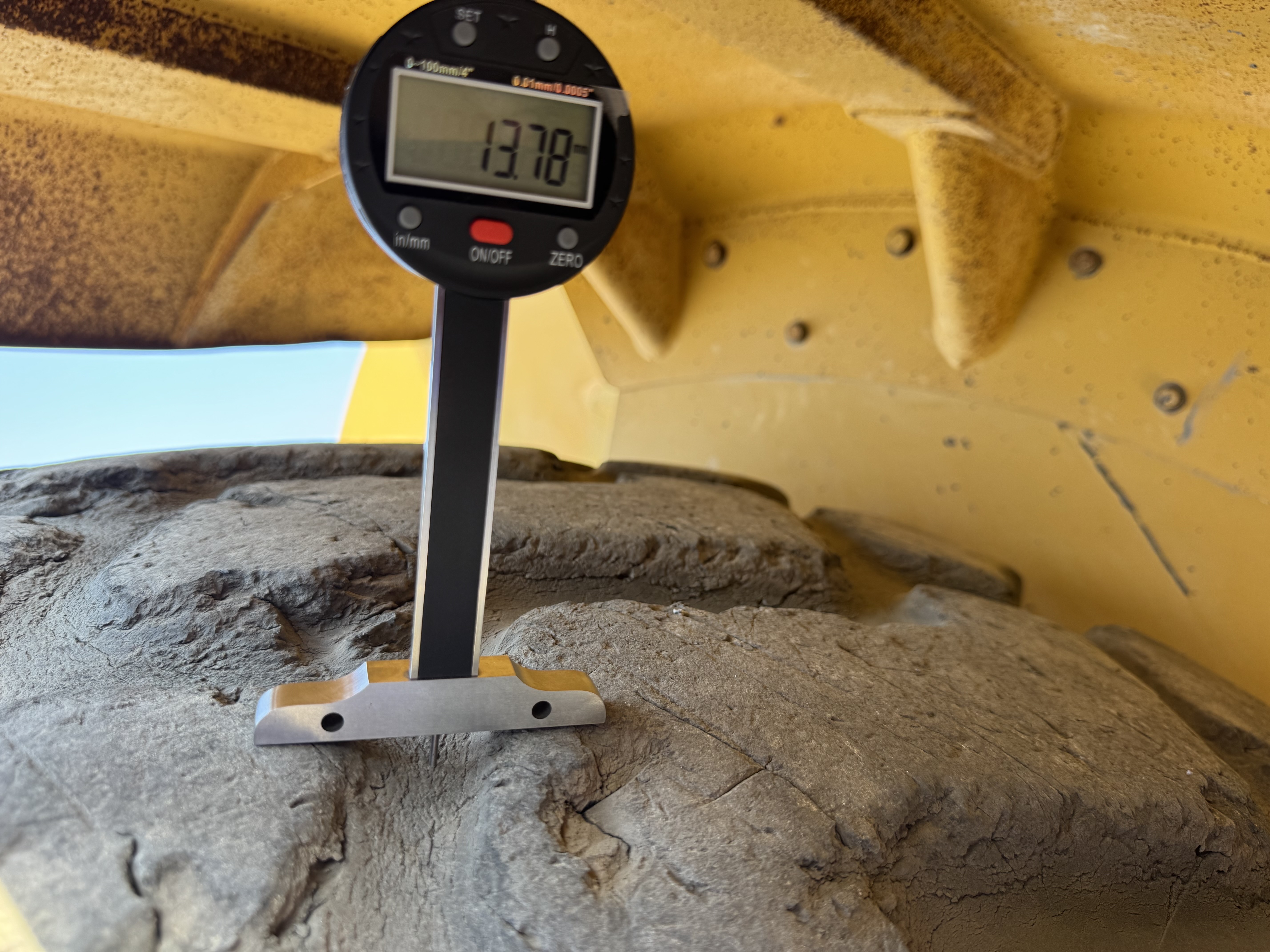 WHL-014-Cat-980K-Wheel-loaders-inspection-Chassis-Left-front-tire---tread-depth-1