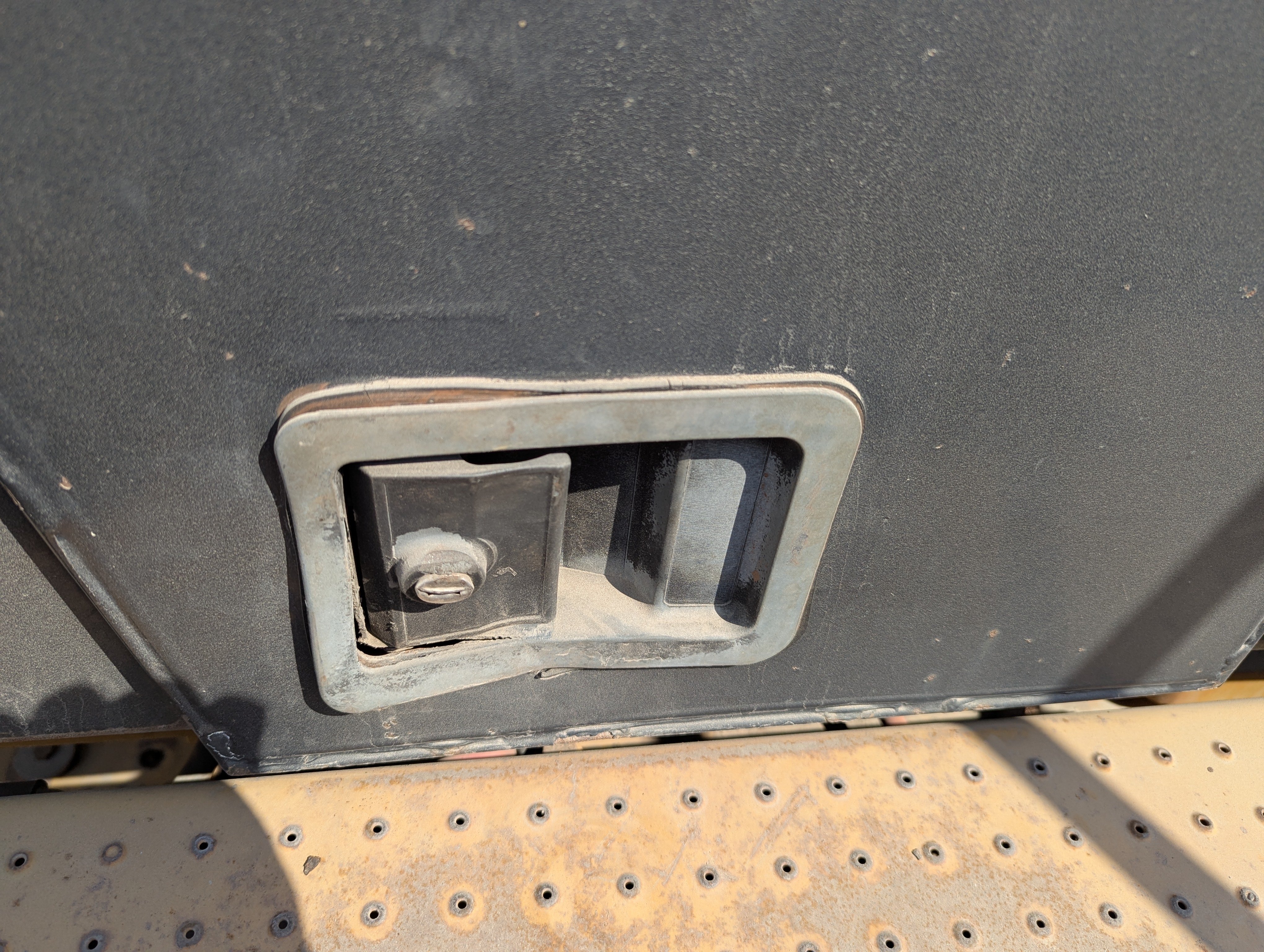 WHL-012-Cat-966H-Wheel-loaders-inspection-Cabin-Door-handles-1