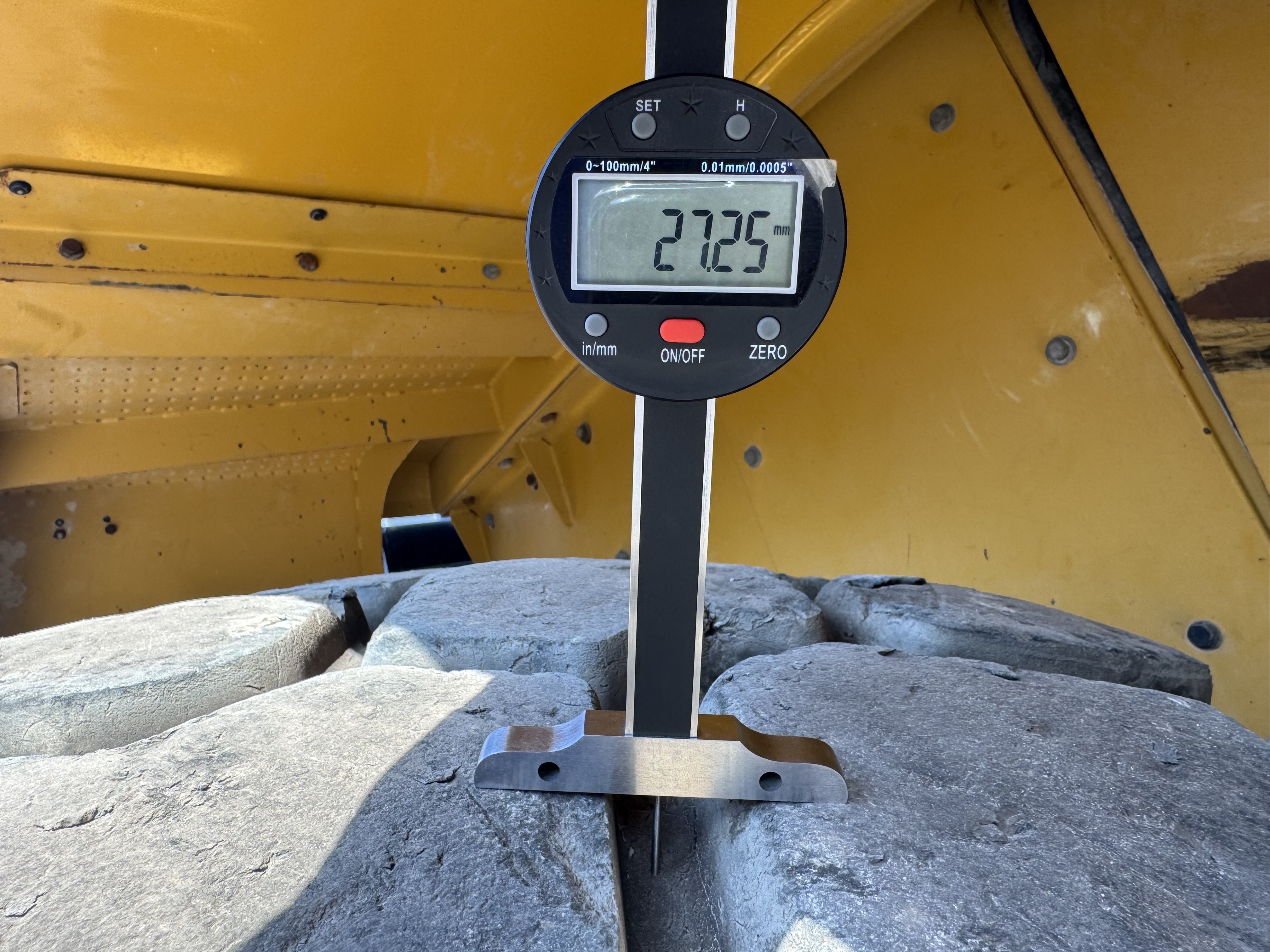 WHL-014-Cat-980K-Wheel-loaders-inspection-Chassis-Left-rear-tire---tread-depth-1
