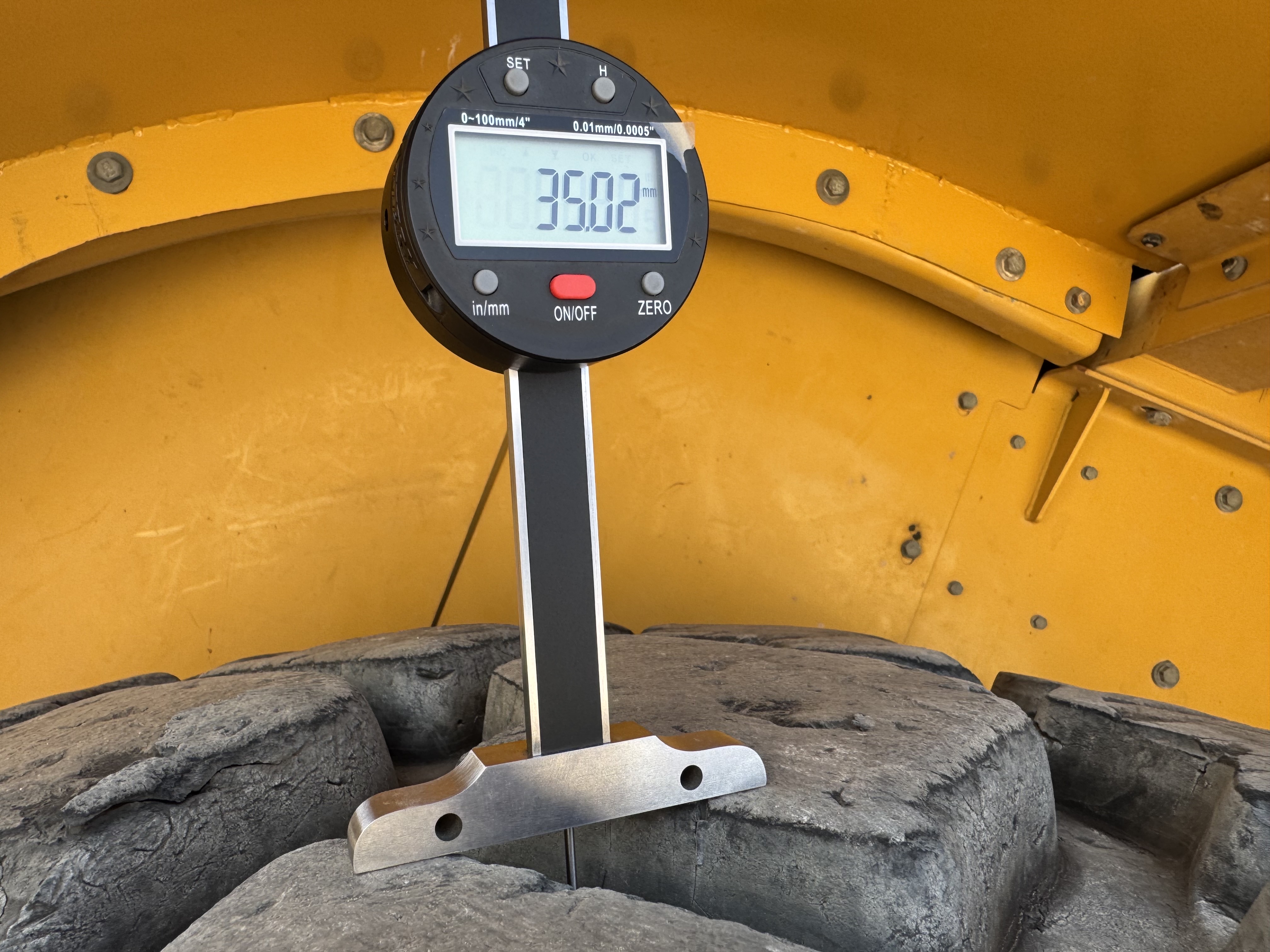 WHL-014-Cat-980K-Wheel-loaders-inspection-Chassis-Right-rear-tire---tread-depth-1