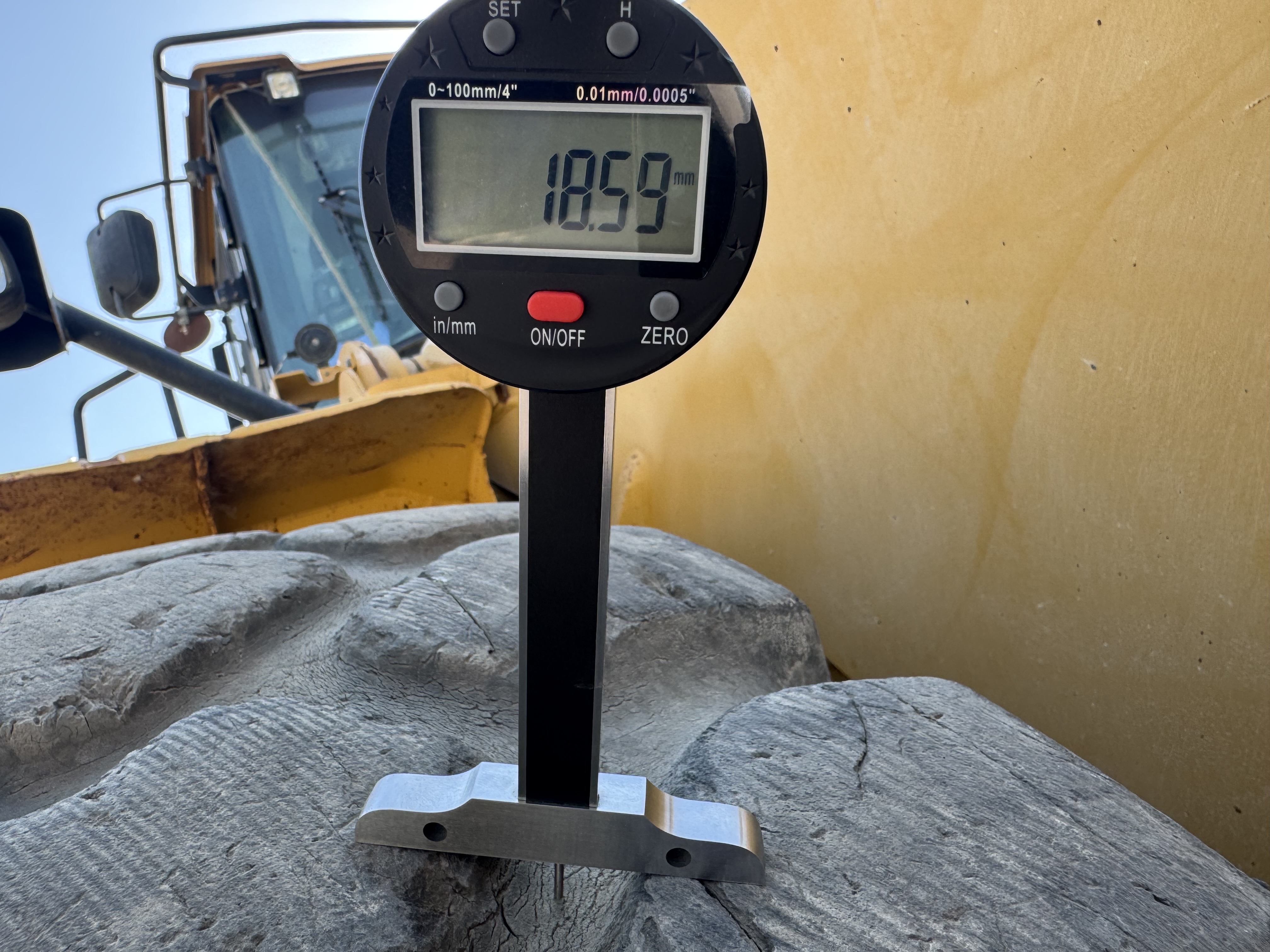WHL-014-Cat-980K-Wheel-loaders-inspection-Chassis-Right-front-tire---tread-depth-1