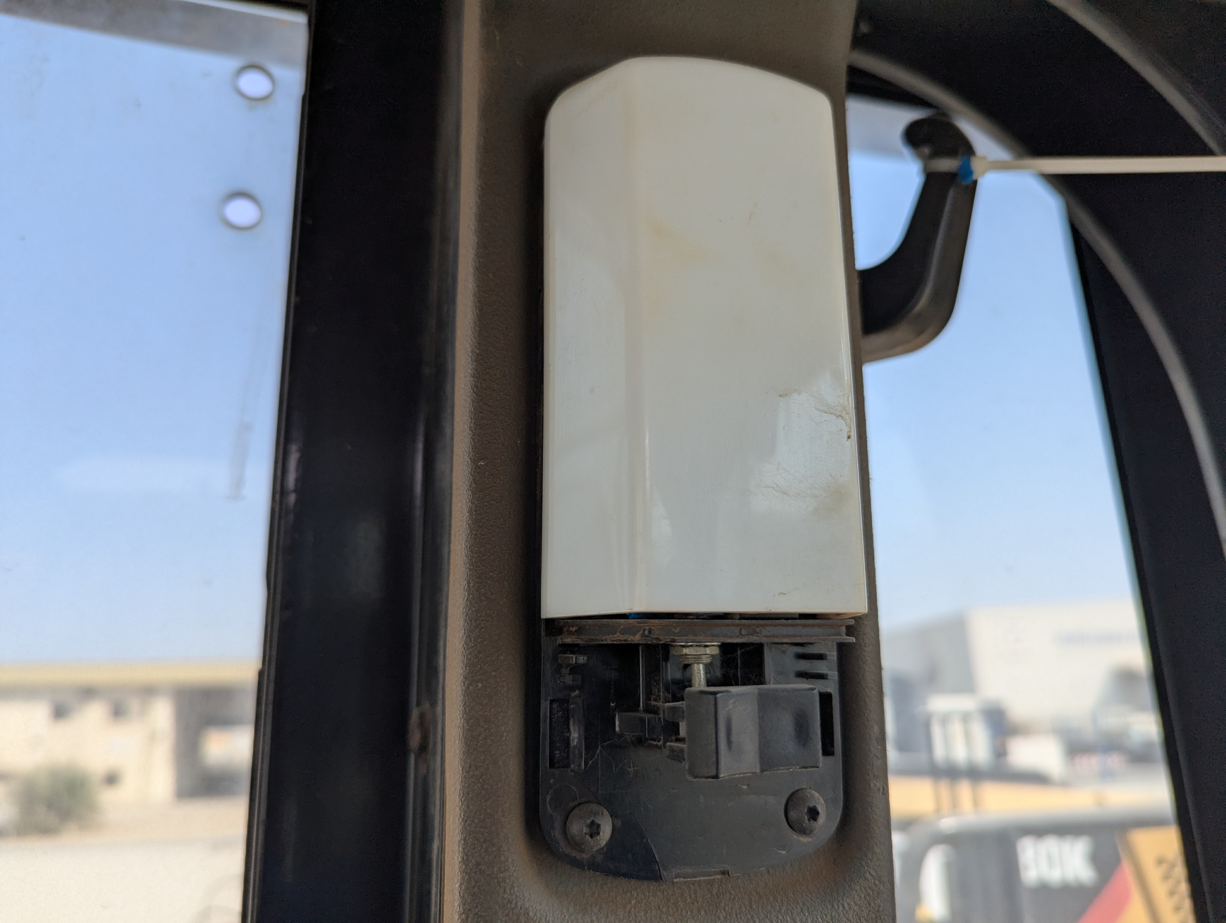 WHL-012-Cat-966H-Wheel-loaders-inspection-Cabin-Cabin-light-3