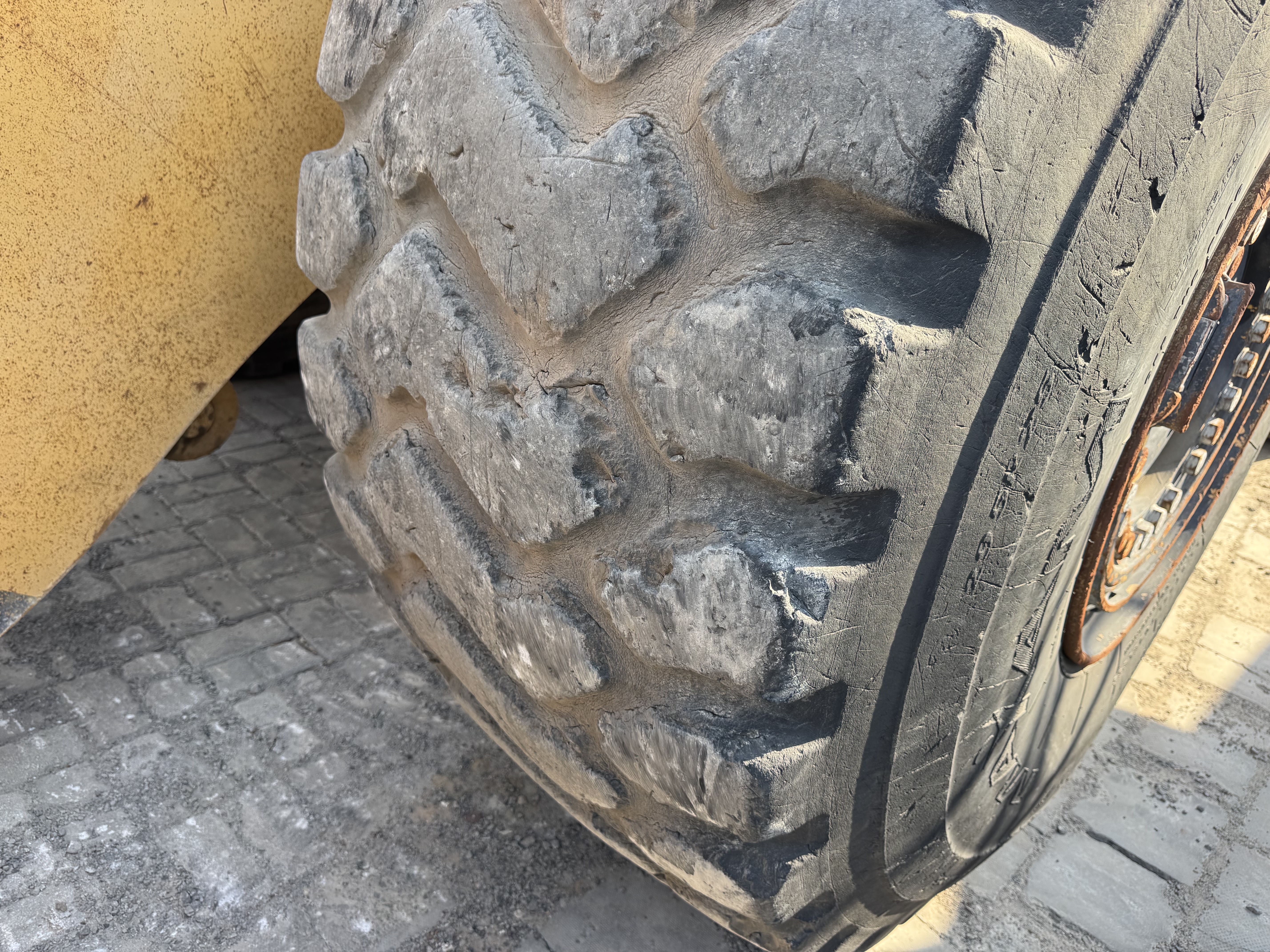 WHL-014-Cat-980K-Wheel-loaders-inspection-Chassis-Left-front-tire-/-wheel-hub---condition-2