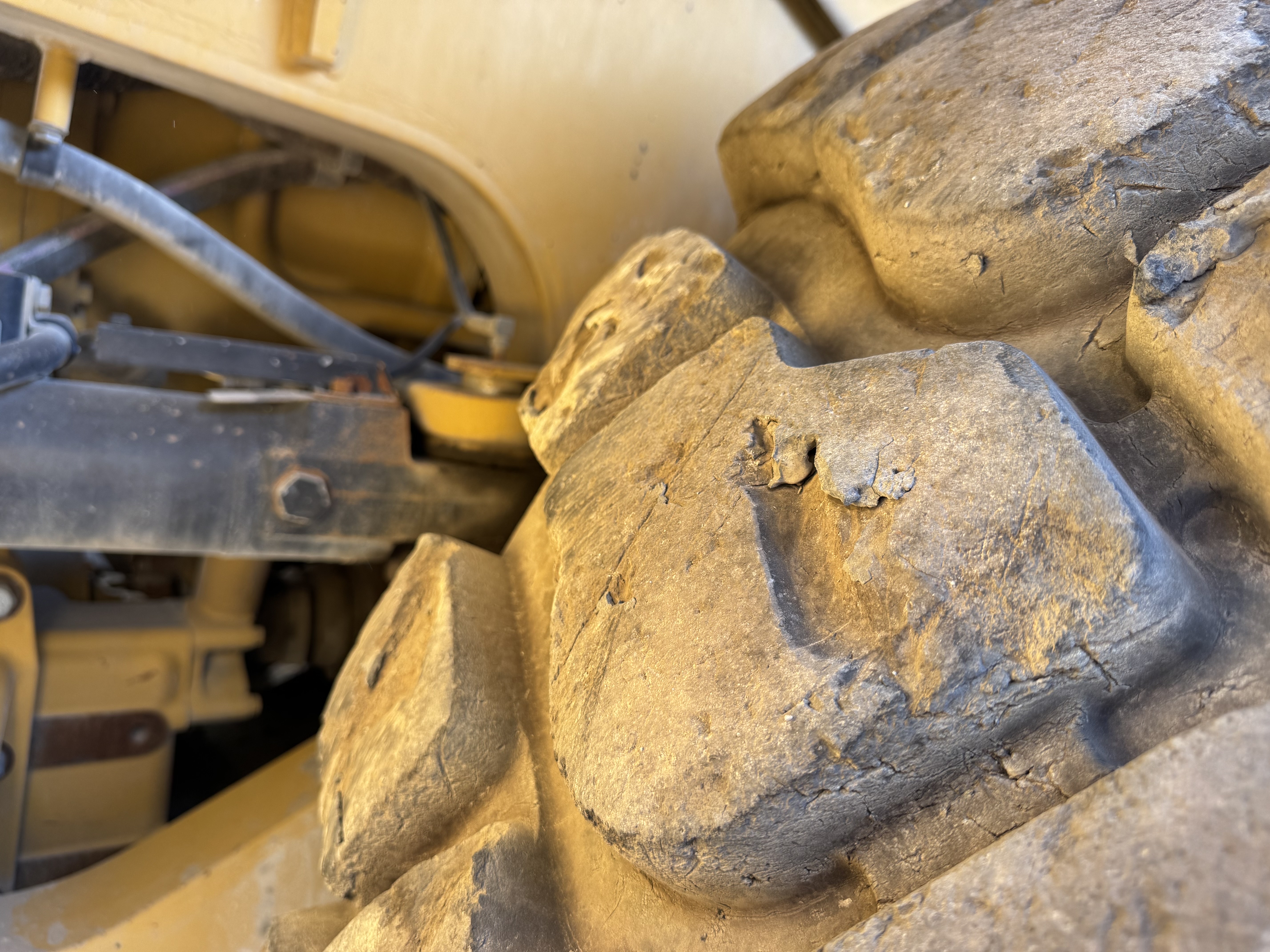 WHL-014-Cat-980K-Wheel-loaders-inspection-Chassis-Left-rear-tire-/-wheel-hub---condition-2