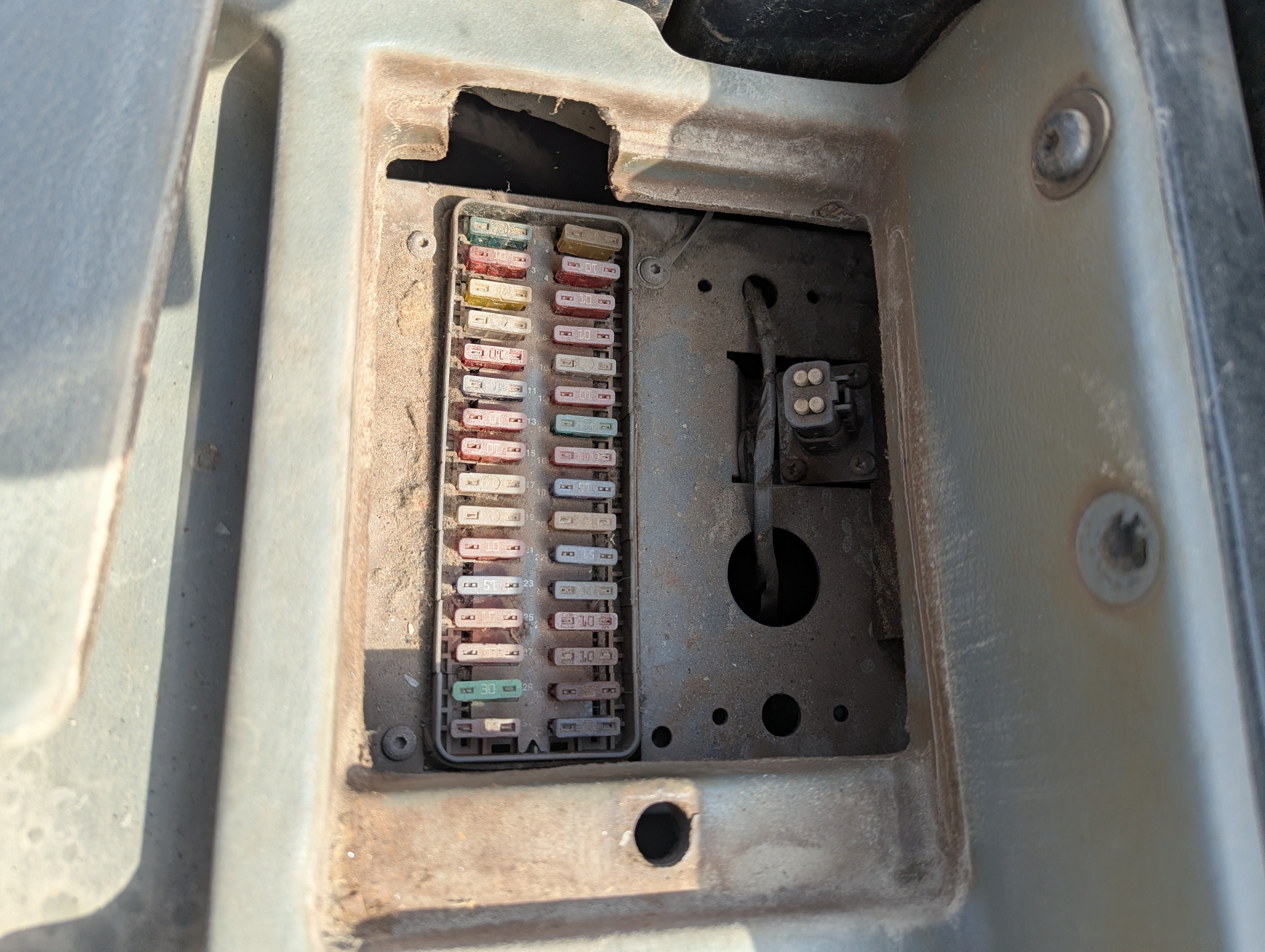 WHL-012-Cat-966H-Wheel-loaders-inspection-Electronic-Fuse-box-1