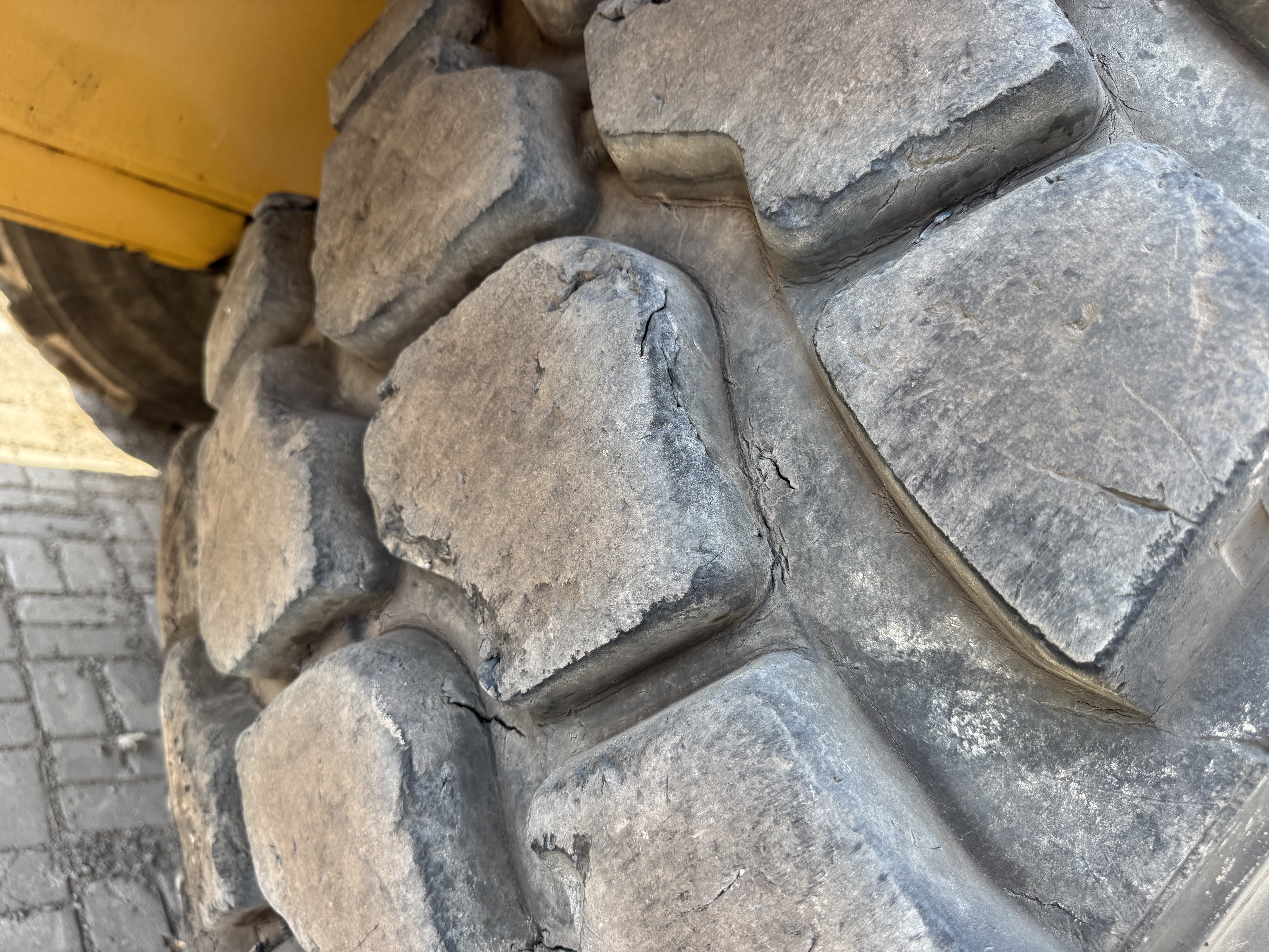 WHL-014-Cat-980K-Wheel-loaders-inspection-Chassis-Right-rear-tire-/-wheel-hub---condition-2