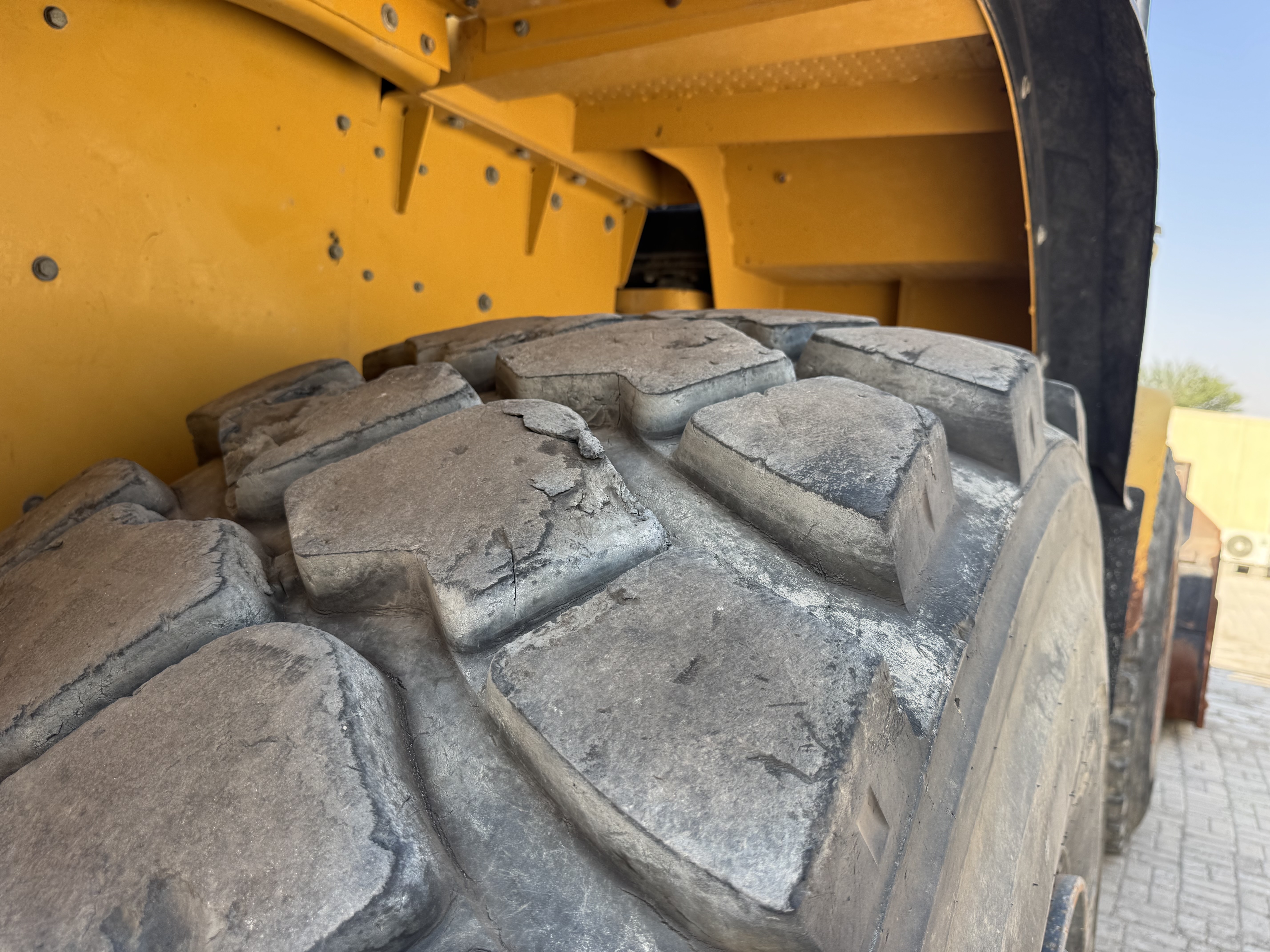 WHL-014-Cat-980K-Wheel-loaders-inspection-Chassis-Right-rear-tire-/-wheel-hub---condition-2