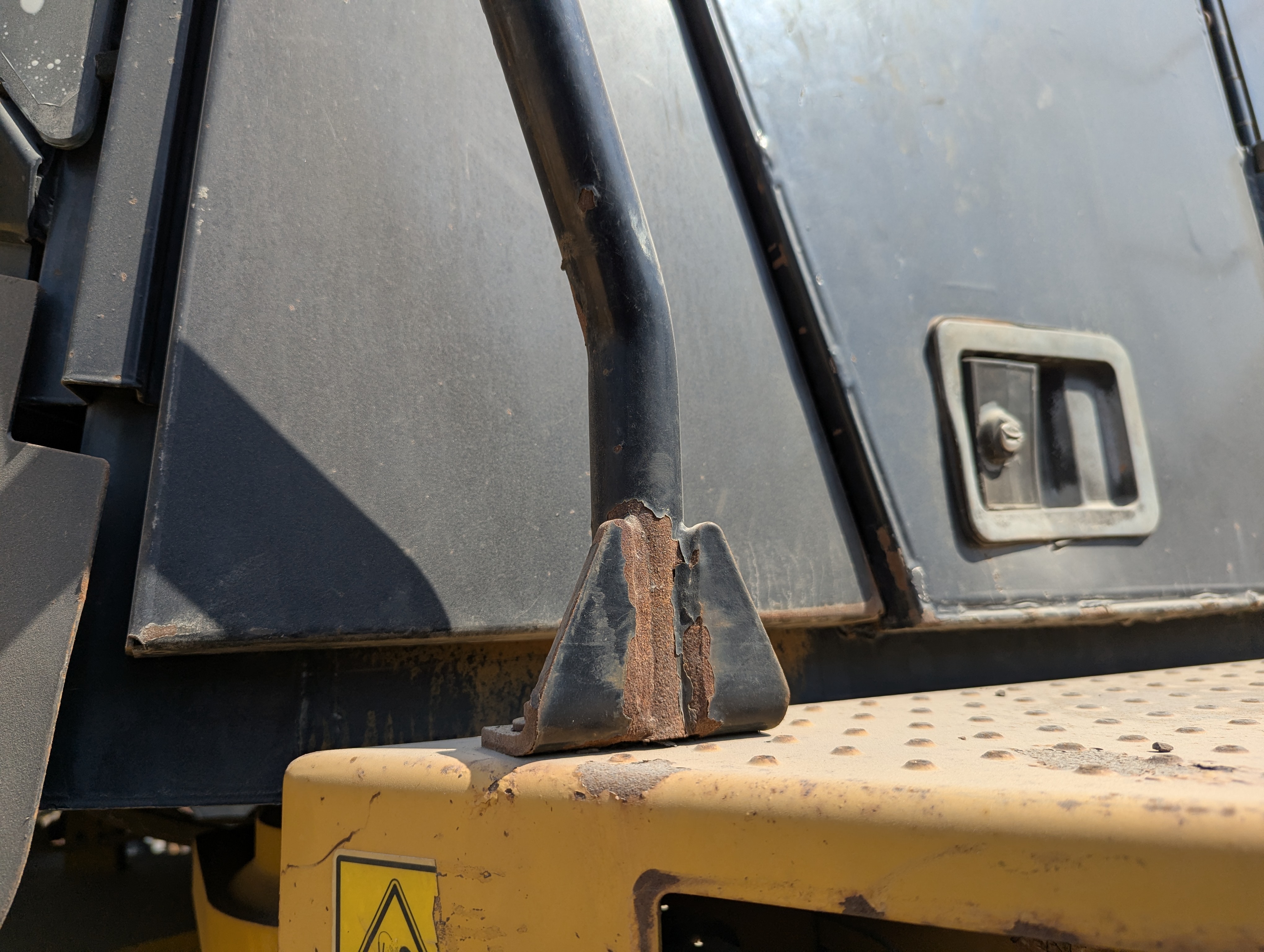 WHL-012-Cat-966H-Wheel-loaders-inspection-Structure-Handrails-4