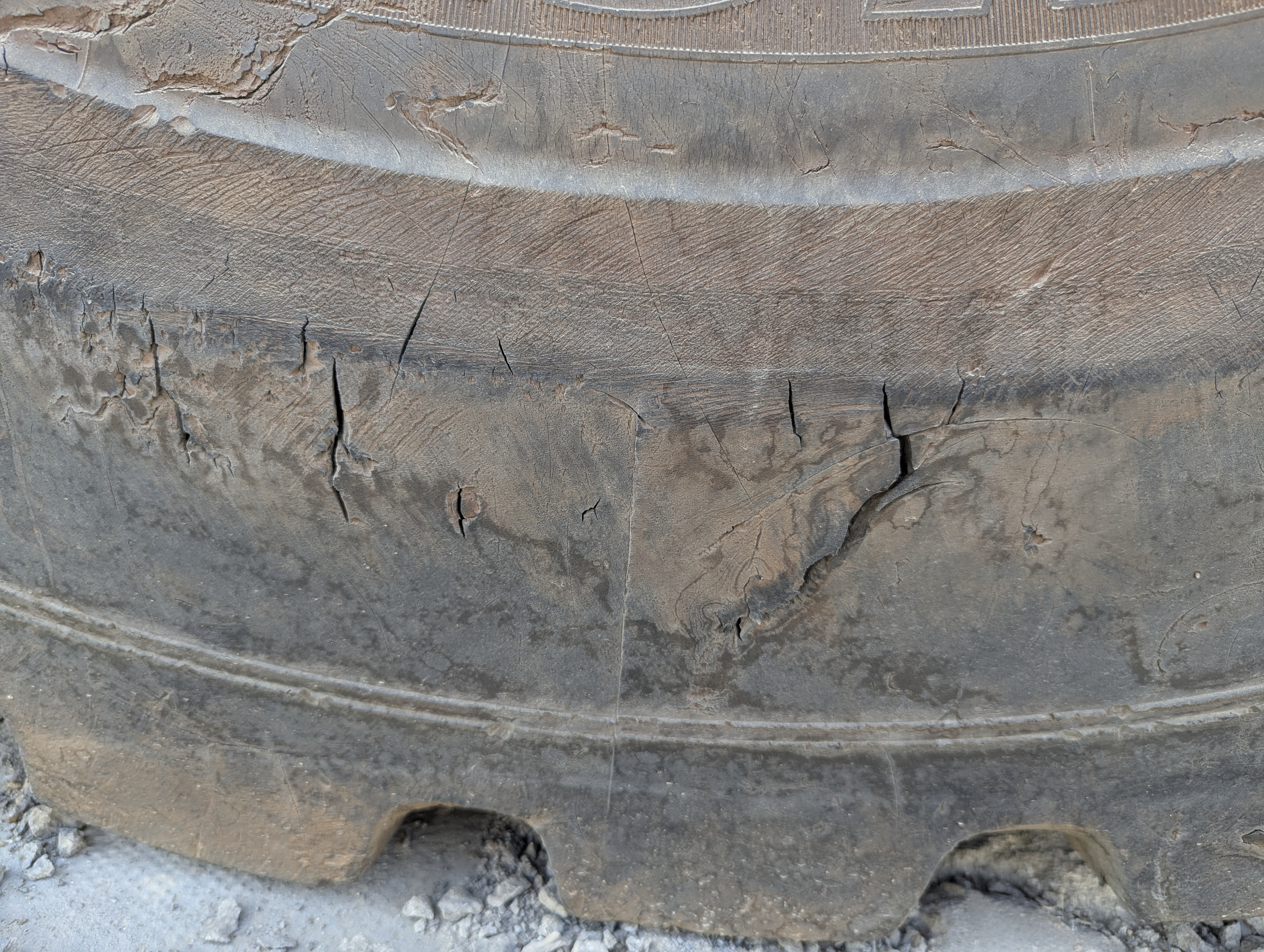 WHL-012-Cat-966H-Wheel-loaders-inspection-Chassis-Left-front-tire-/-wheel-hub---condition-3