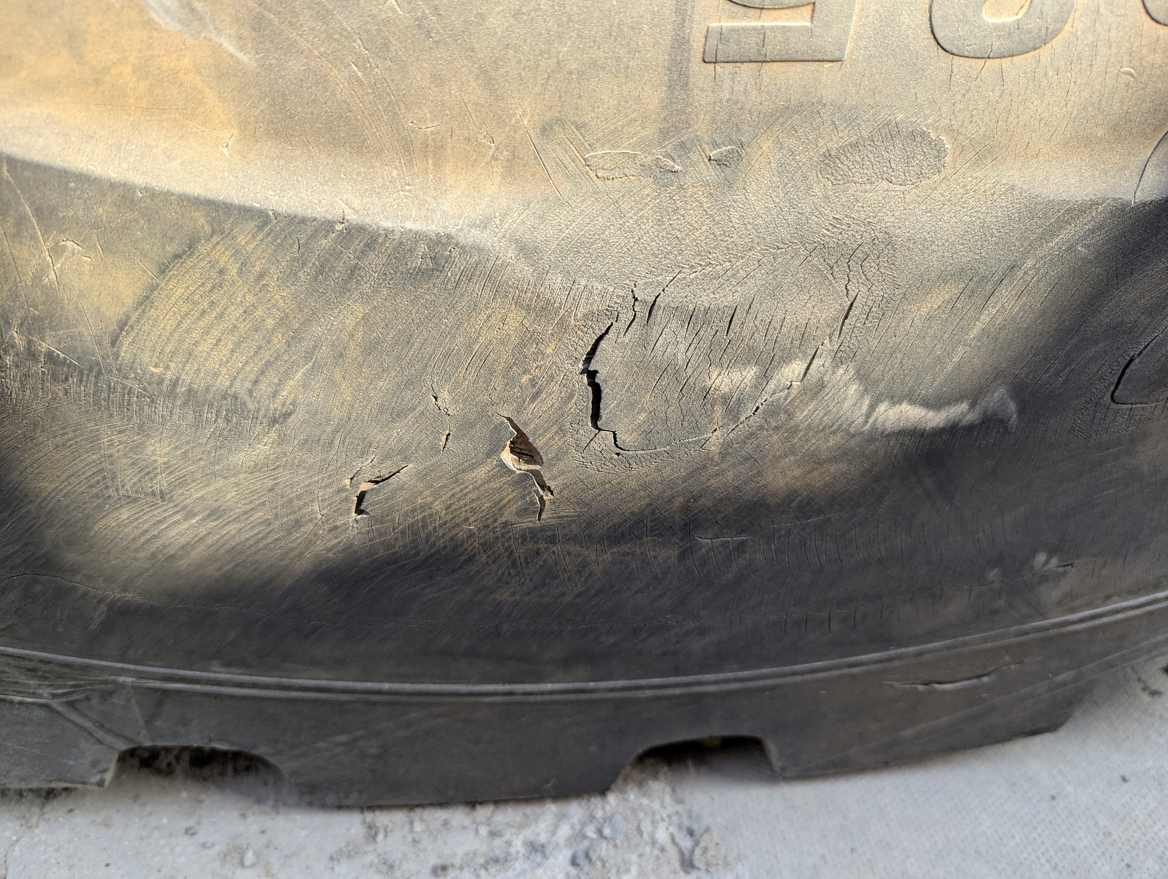 WHL-012-Cat-966H-Wheel-loaders-inspection-Chassis-Right-rear-tire-/-wheel-hub---condition-3