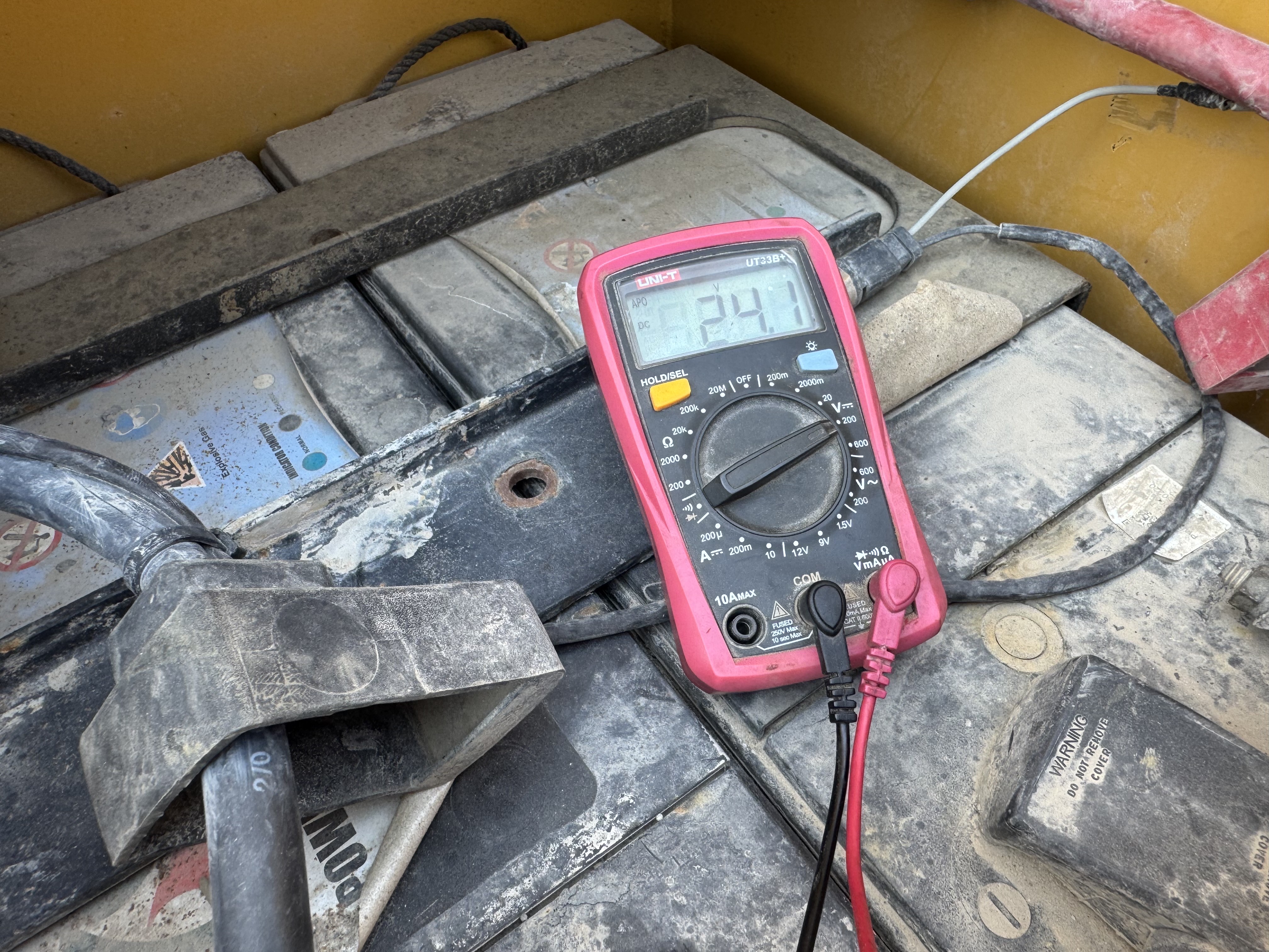 WHL-014-Cat-980K-Wheel-loaders-inspection-Electronic-Battery-3