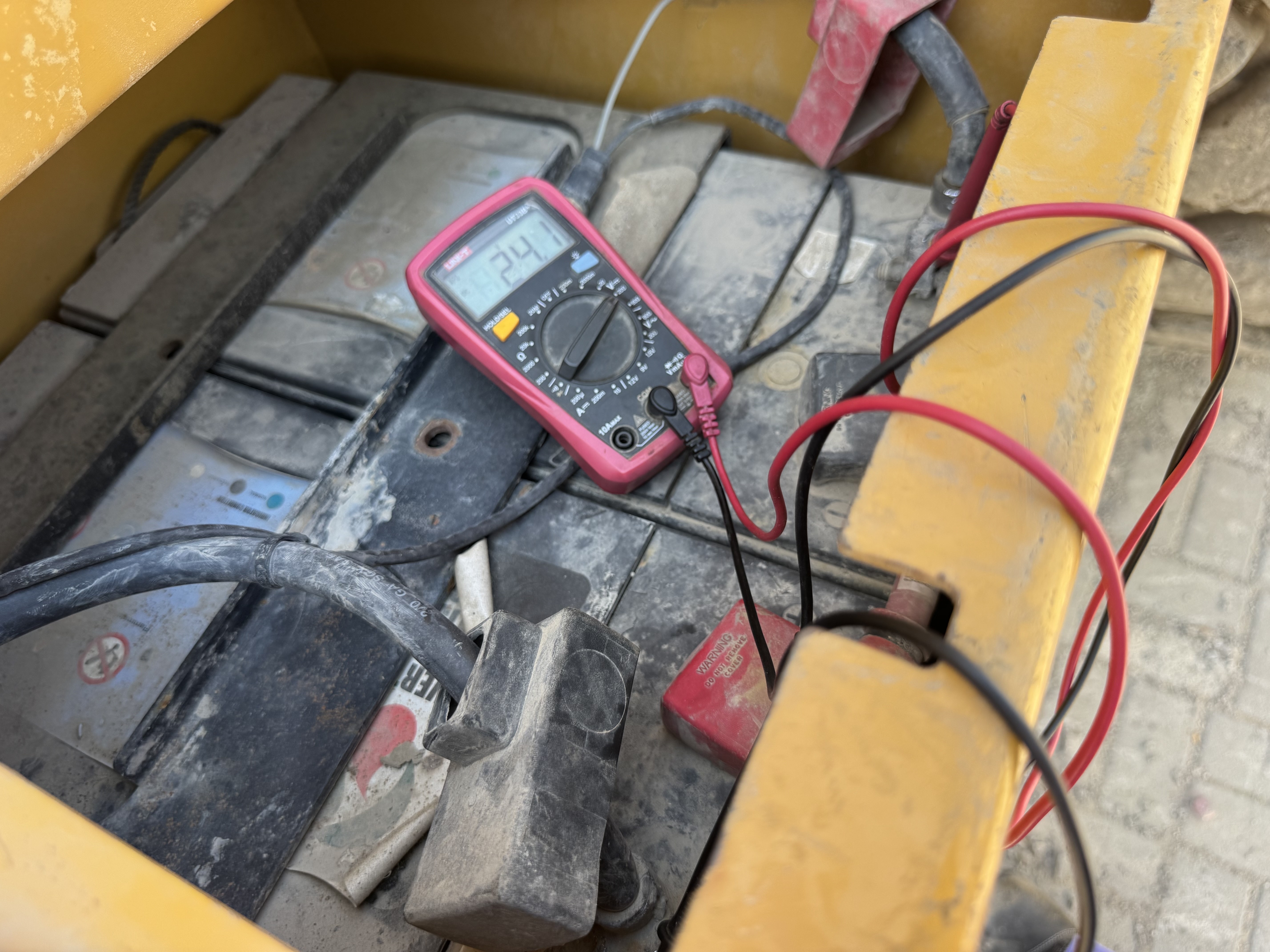 WHL-014-Cat-980K-Wheel-loaders-inspection-Electronic-Battery-3