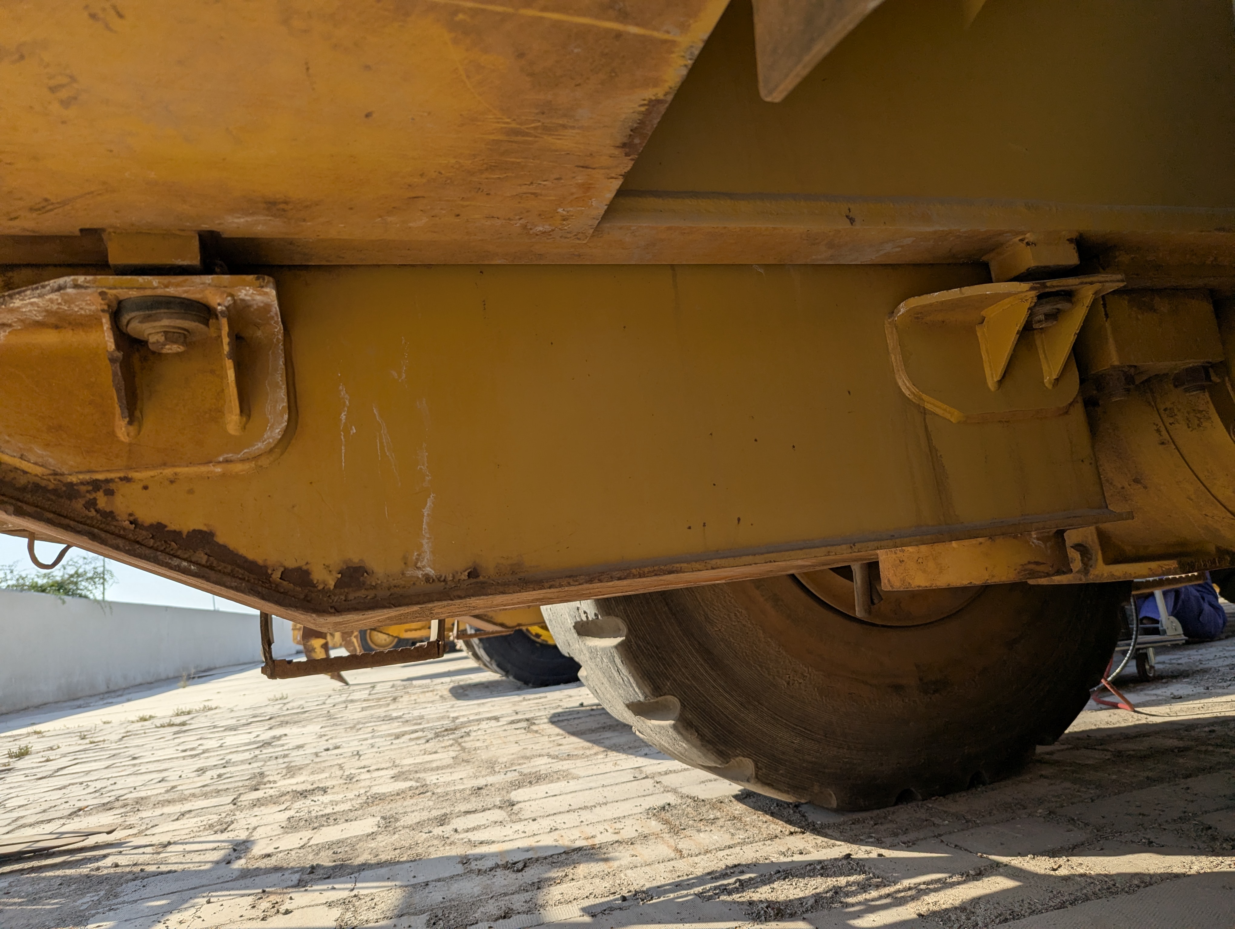 WHL-012-Cat-966H-Wheel-loaders-inspection-Engine-Fuel-tank-1