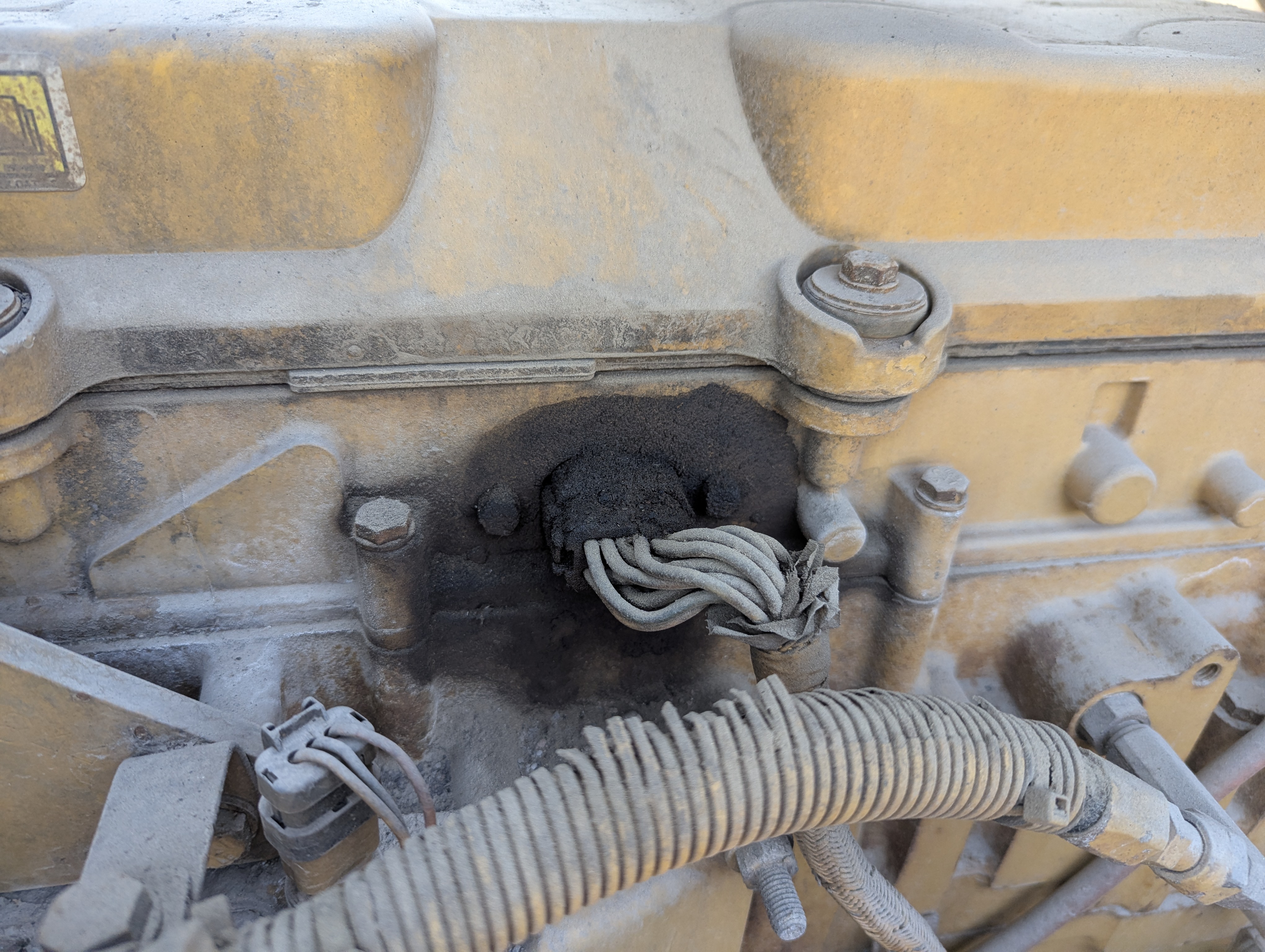 WHL-012-Cat-966H-Wheel-loaders-inspection-Engine-Engine-oil-leaks-1