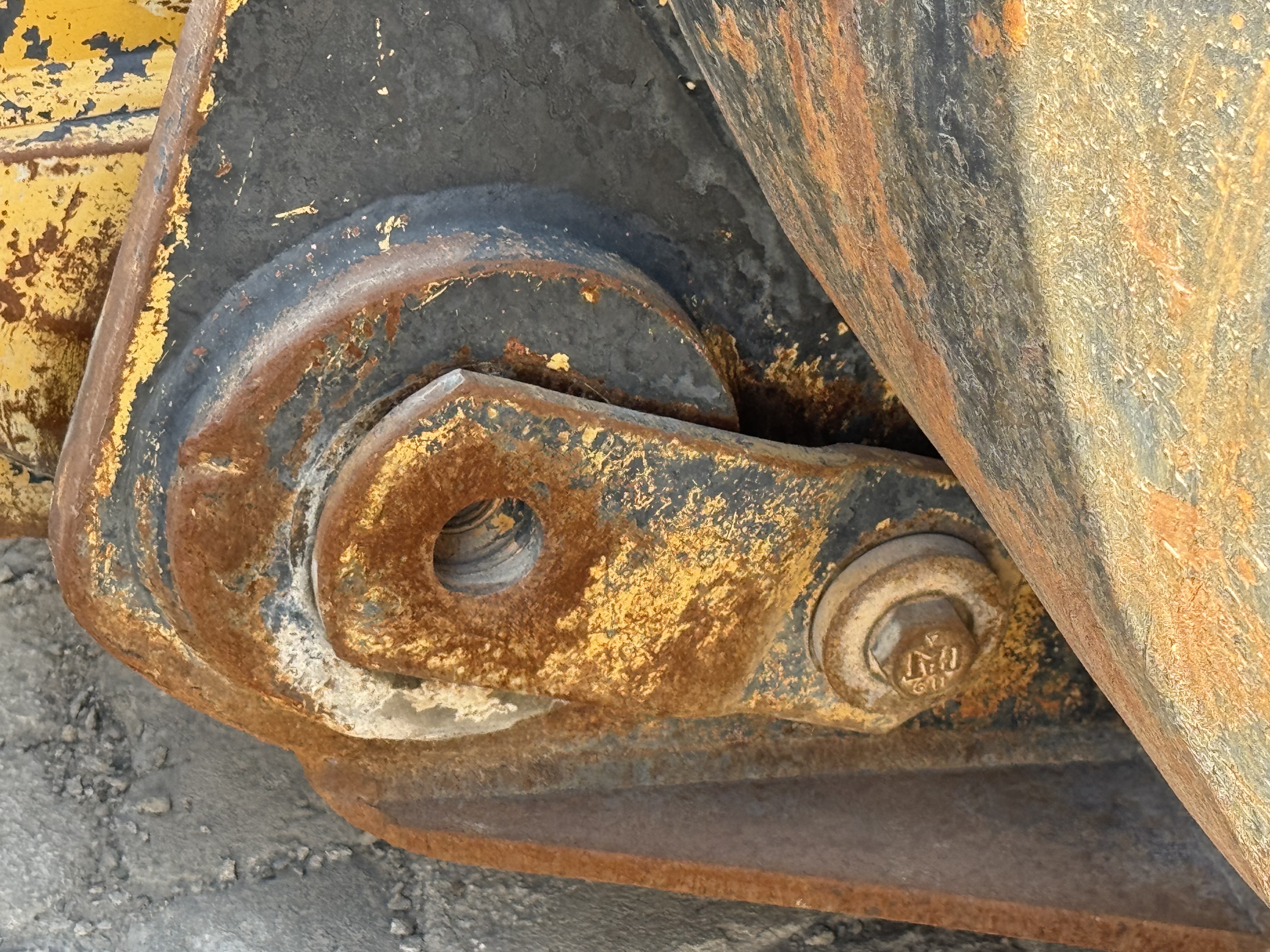 WHL-014-Cat-980K-Wheel-loaders-inspection-Hydraulics-Pins-and-bushings-lift-arm-to-bucket-1