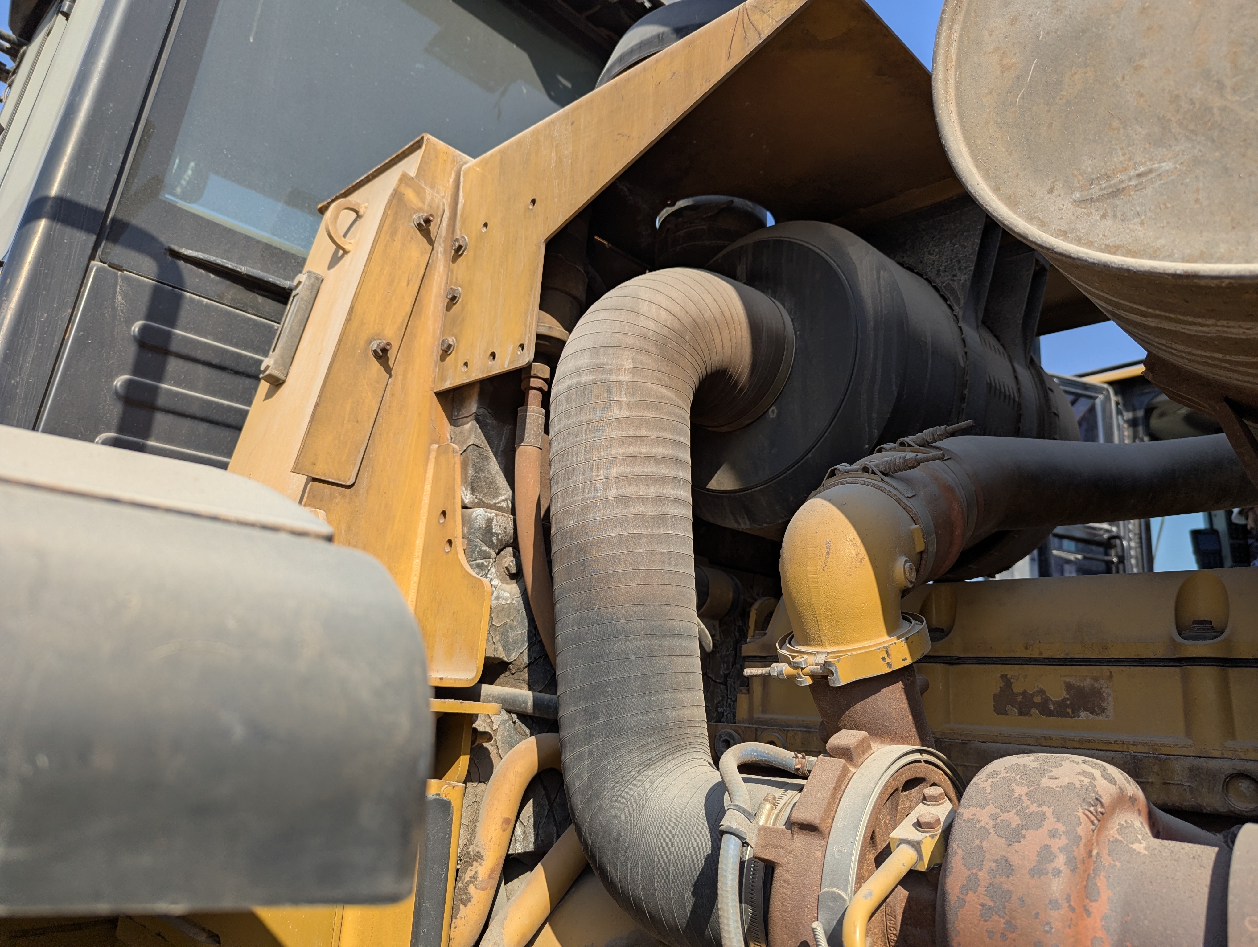 WHL-012-Cat-966H-Wheel-loaders-inspection-Engine-Air-intake-system-1