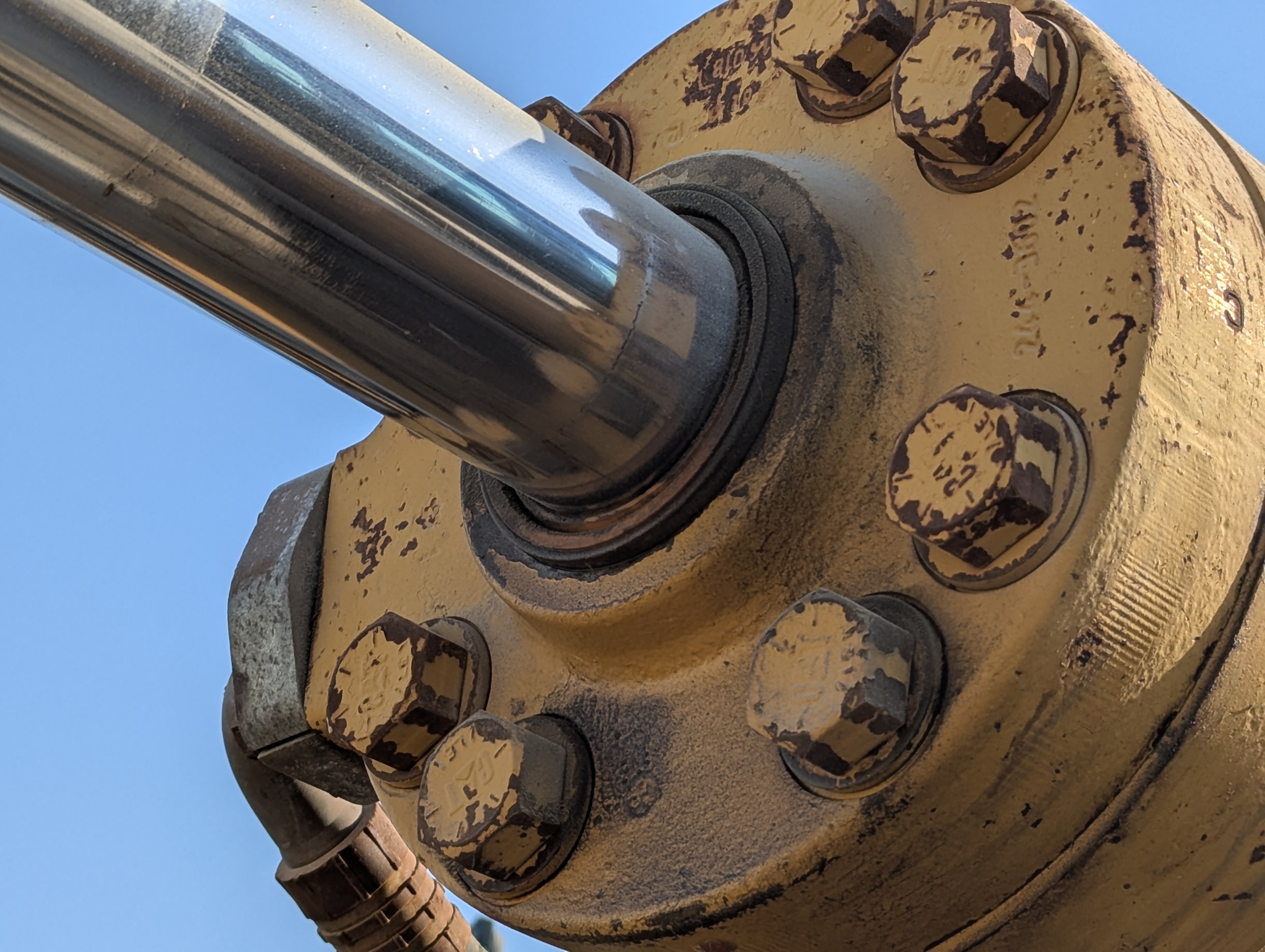 WHL-012-Cat-966H-Wheel-loaders-inspection-Hydraulics-Bucket-tilt-cylinders-2