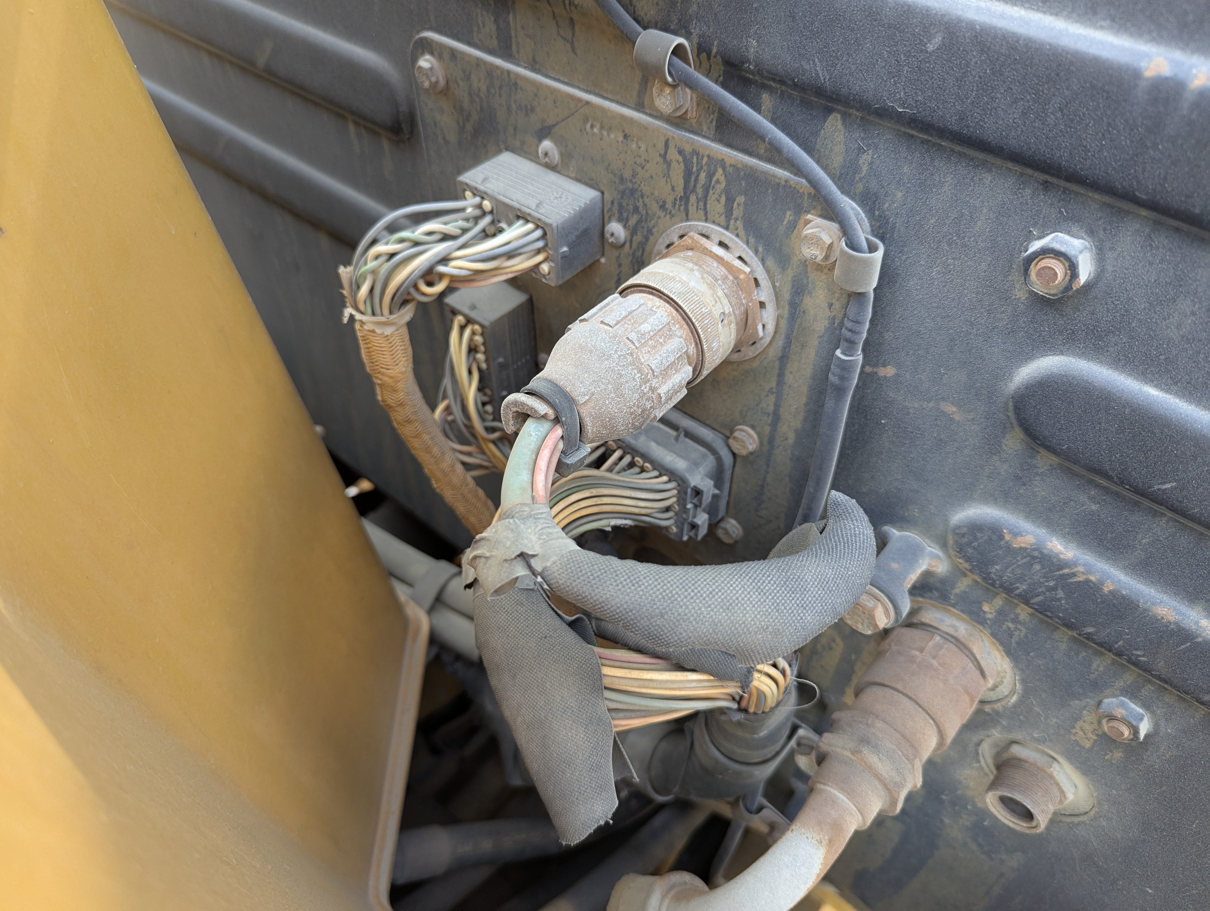 WHL-012-Cat-966H-Wheel-loaders-inspection-Hydraulics-Wiring-harness-1